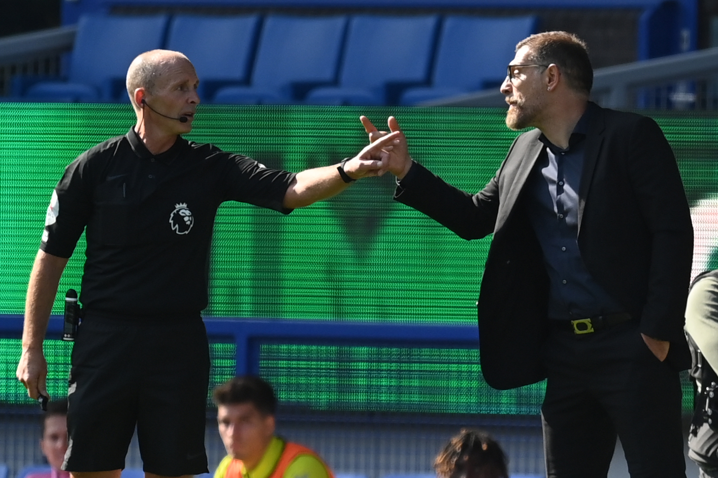 Manajer West Browmich Albion Slaven Bilic (kanan) berargumen dengan wasit Mike Dean