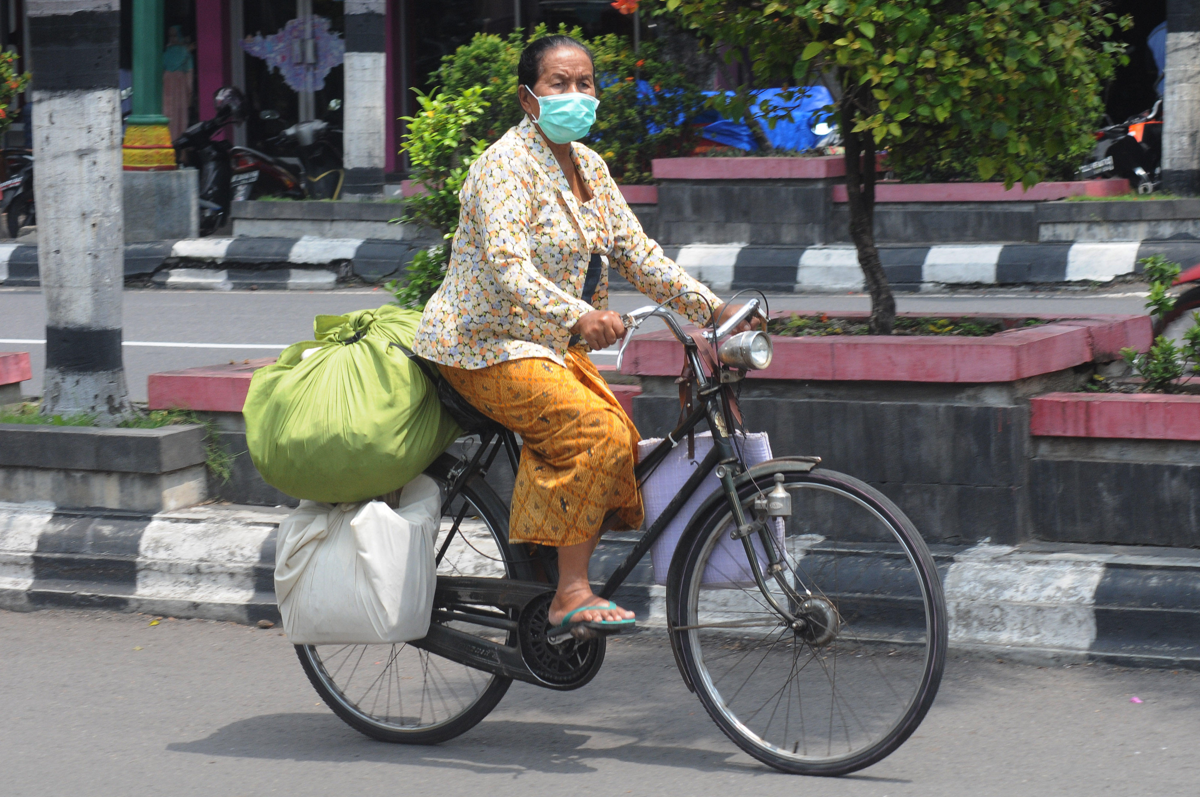 Seorang warga menggunakan masker saat berada di luar ruangan di Klaten, Jawa Tengah, Kamis (2/4/2020). 