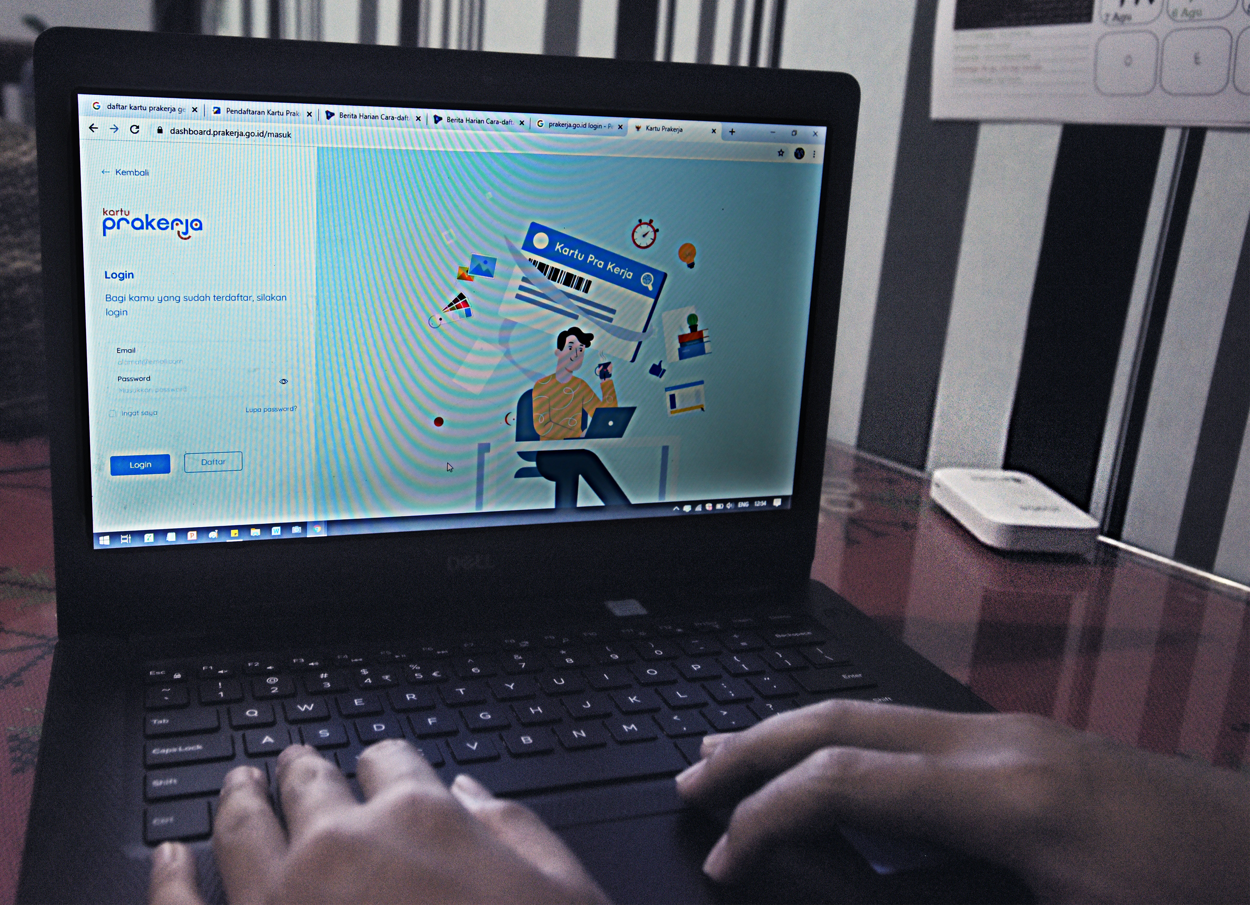 PENDAFTARAN KARTU PRAKERJA GELOMBANG 4: Warga membuka laman www.prakerja.go.id saat mengikuti pendaftaran Kartu Prakerja Gelombang 4  