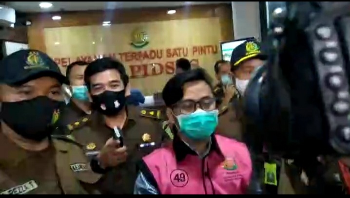 Andi Irfan Jaya mengenakan rompi tahanan Kejaksaan Agung