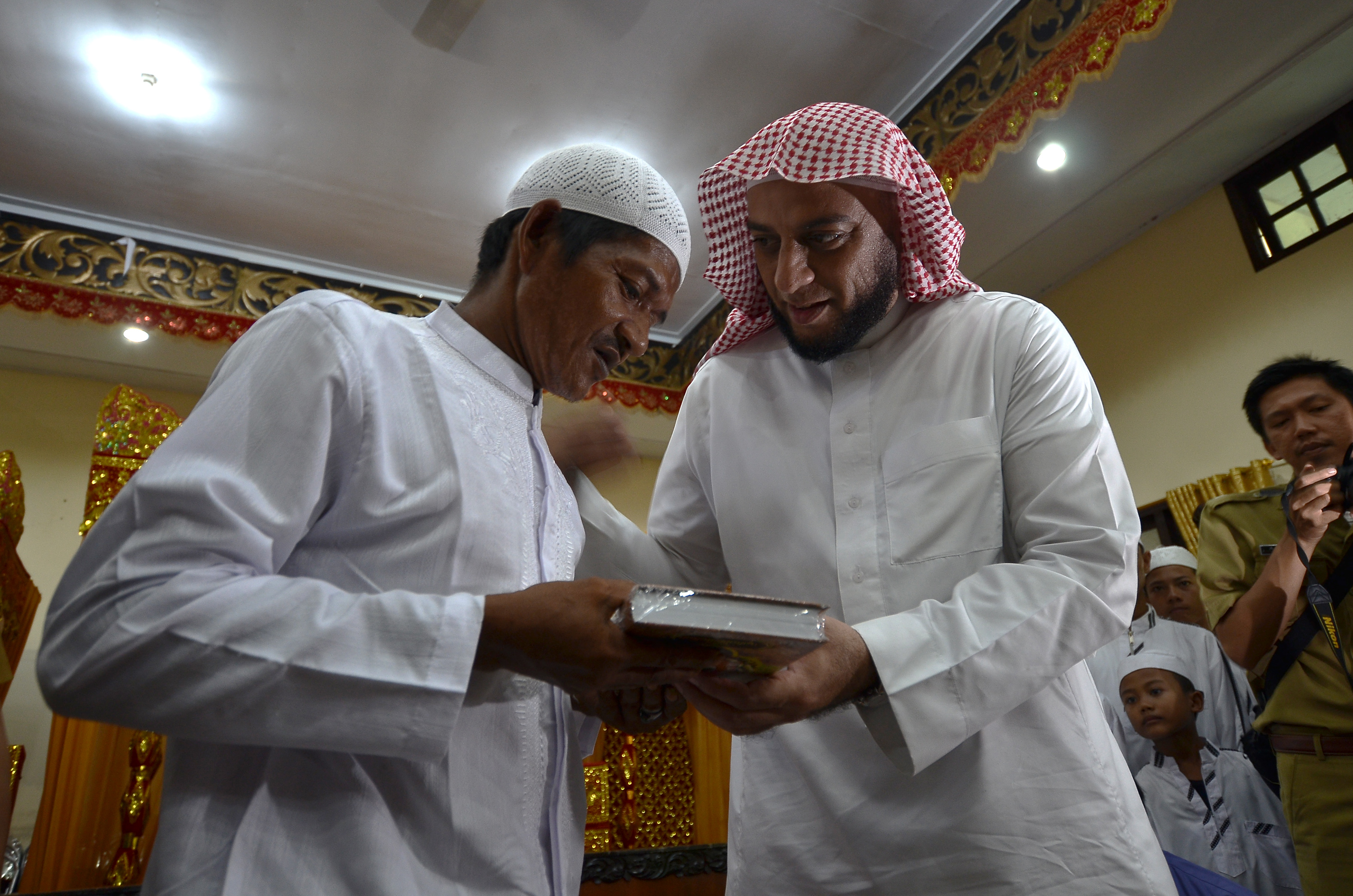 Syekh Ali Jaber saat memberikan Alquran kepada warga Suku Anak Dalam di Jambi.