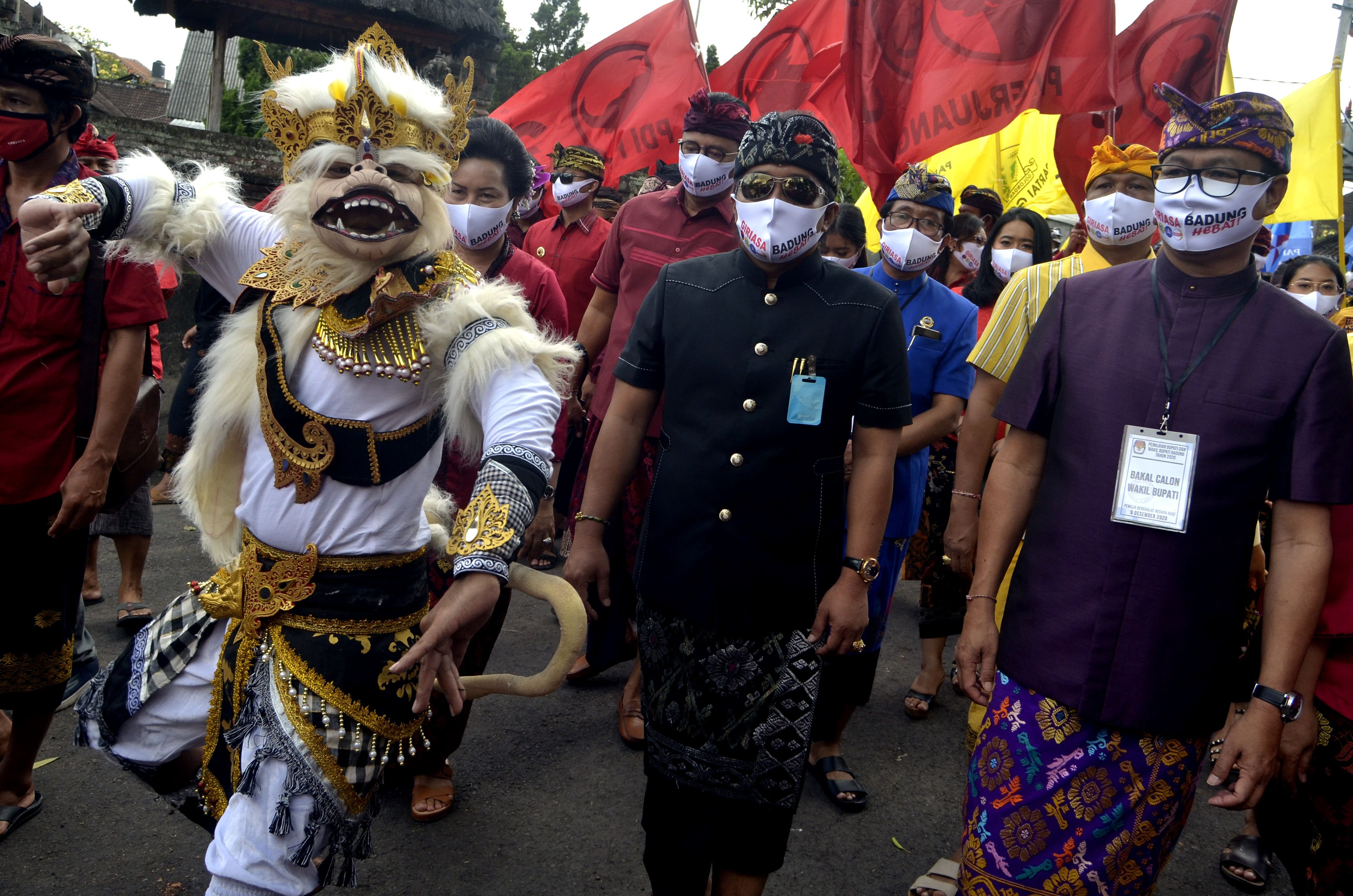 Bakal calon Bupati Badung I Nyoman Giri Prasta (tengah) bersama bakal calon Wakil Bupati I Ketut Suiasa (kanan) diiringi penari 