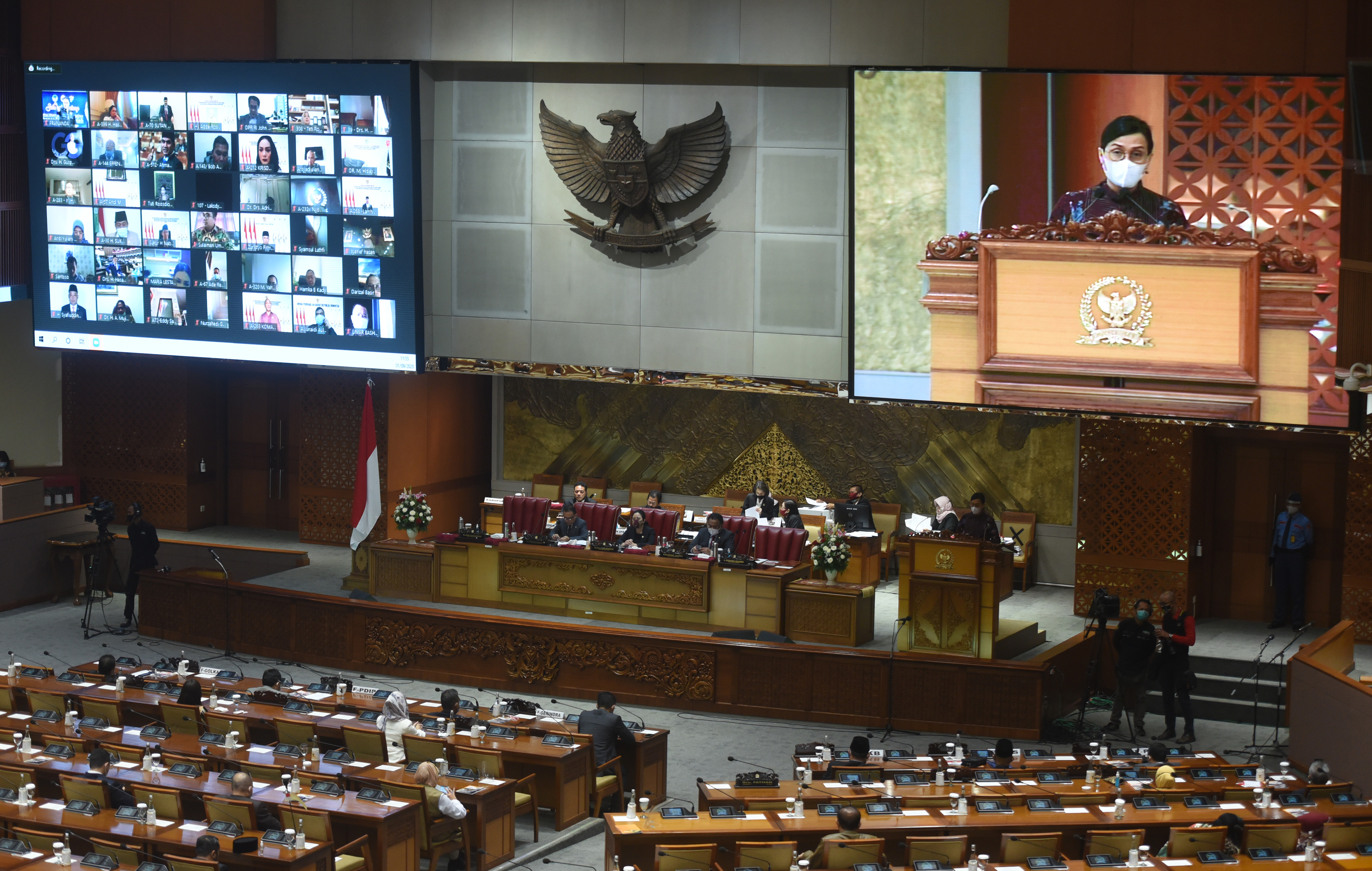 Menteri Keuangan Sri Mulyani (kanan) membacakan tanggapan pemerintah atas pandangan umum fraksi terhadap RUU APBN tahun 2020.