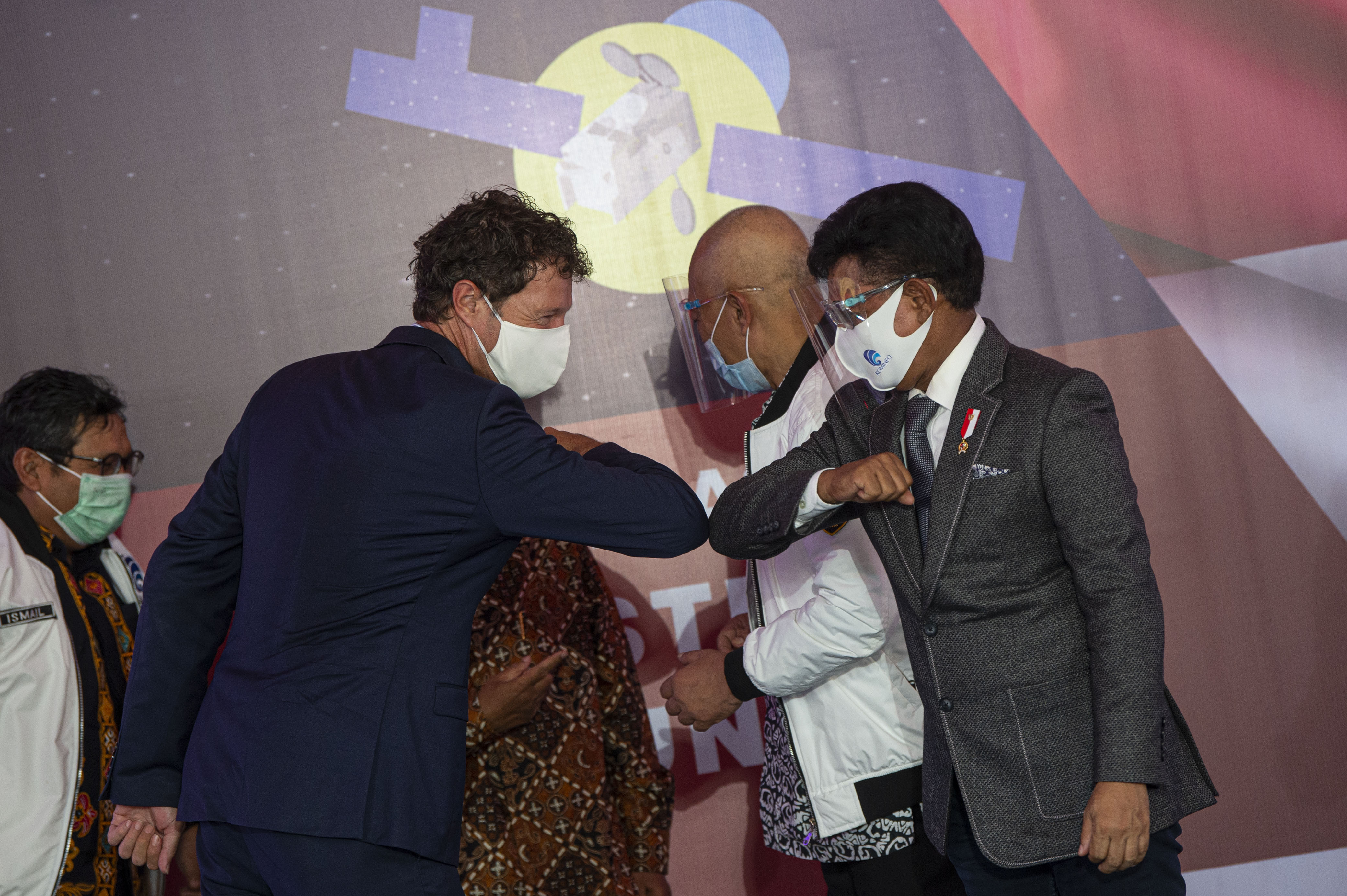 Menkominfo Johnny G Plate (kanan) melakukan salam siku dengan CEO PT Thales Indonesia Erik-Jan Raatgerink (kedua kiri), di Jakarta, kemarin.