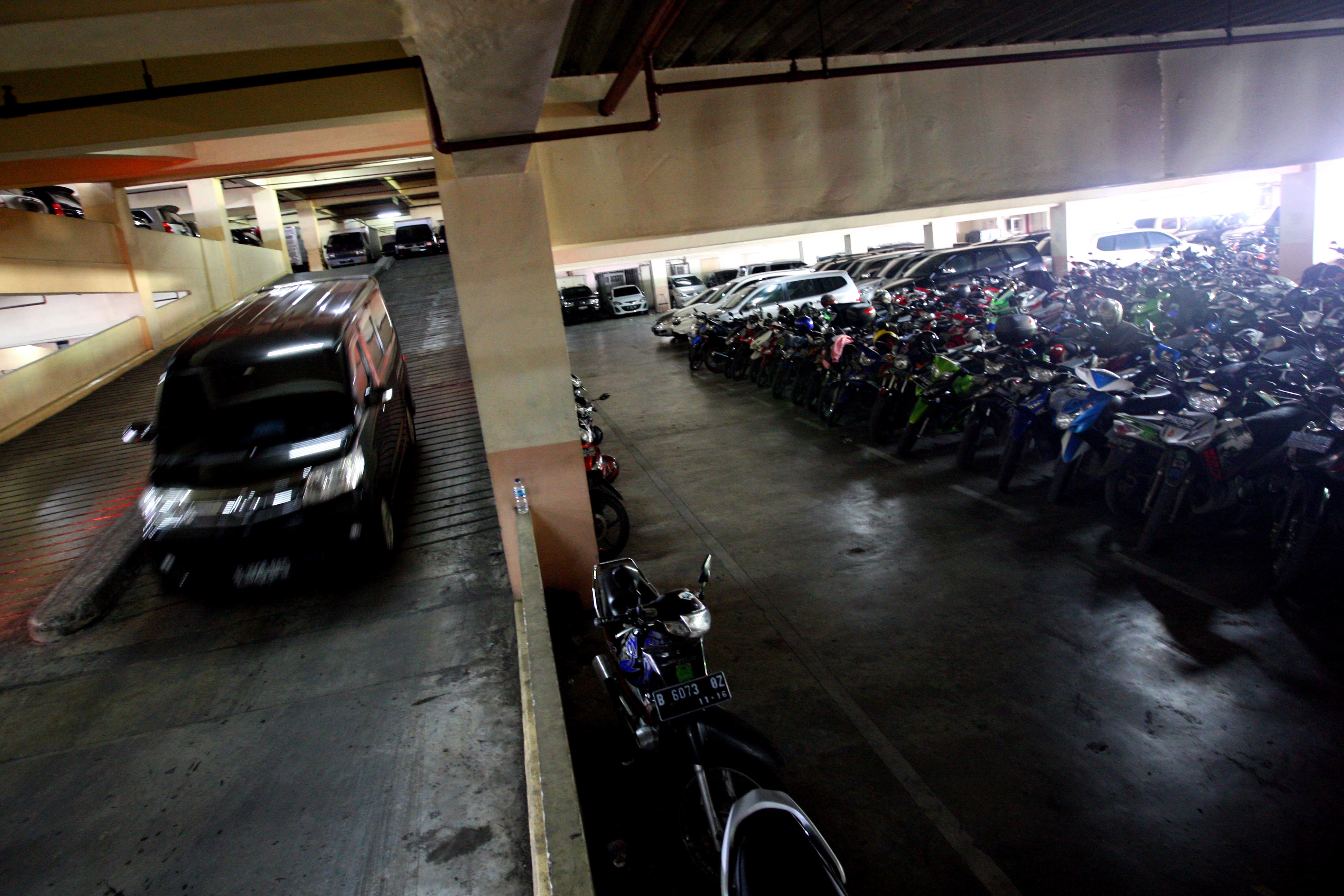 Ruang parkir di gedung