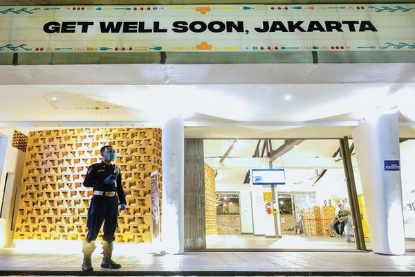 Petugas keamanan berjaga di kawasan creative hub M Bloc Space, Jakarta, kemarin. 