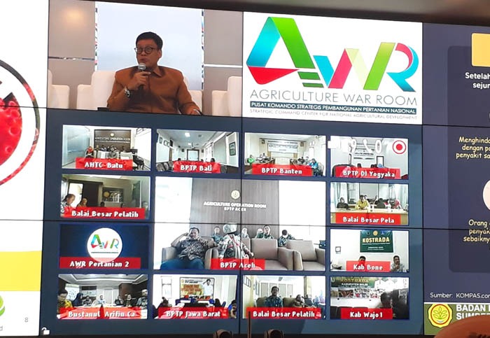 Kepala BPPSDMP Kementan, Dedi Nursyamsi (atas) memimpin Ngobrol Asyik Penyuluhan (Ngobras) Vol. 6 