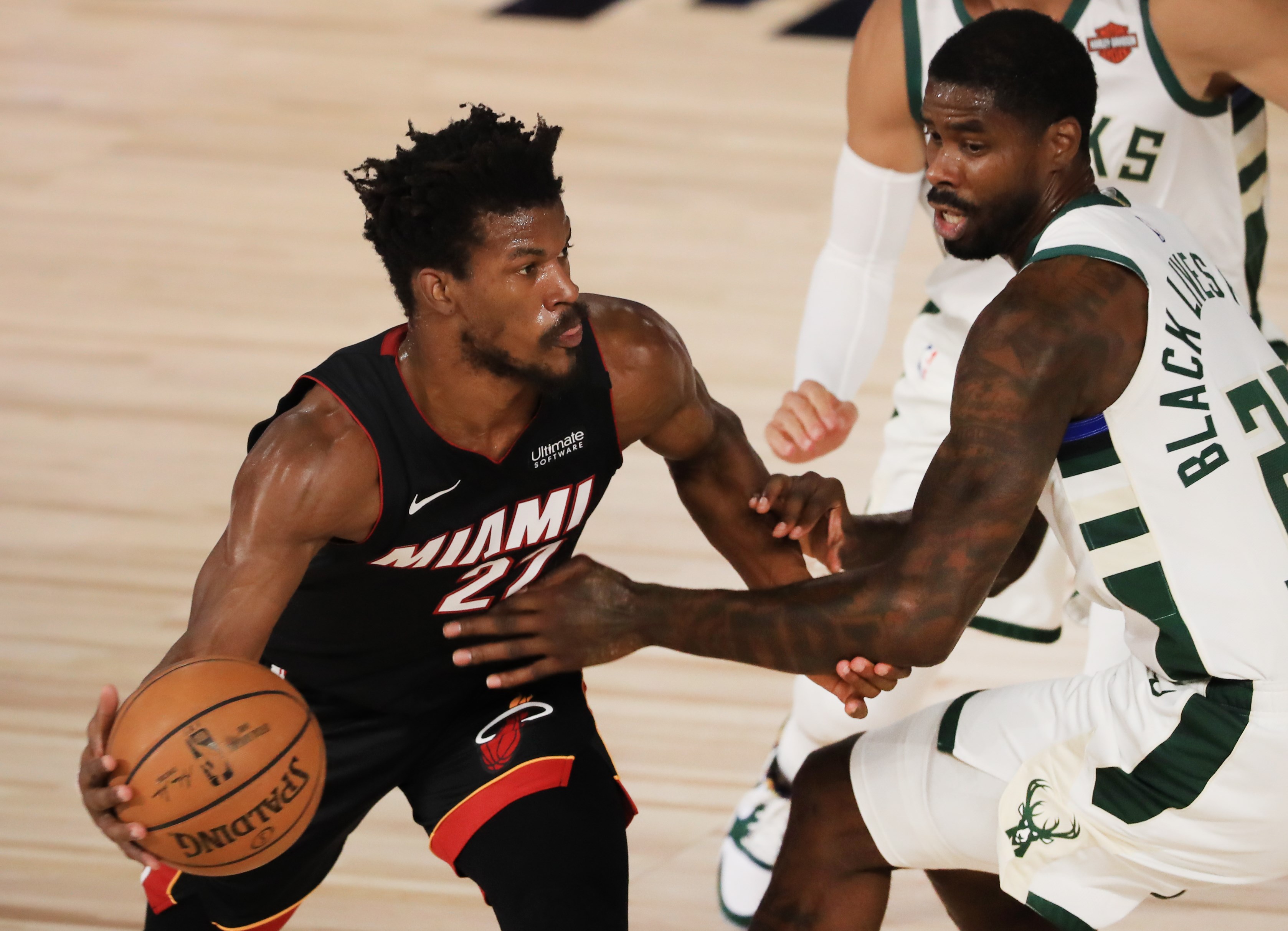 Jimmy Butler dari Miami Heat mengarahkan bola ke gawang Milwaukee Bucks 