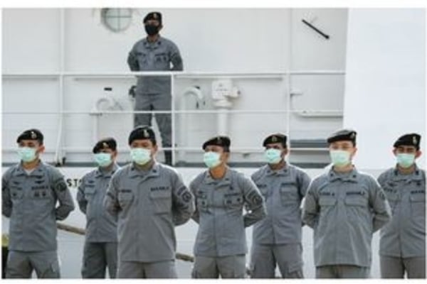 Sejumlah anggota Badan Keamanan Laut (Bakamla) mengikuti upacara pelepasan KN Pulau Nipah-321 pada kegiatan Operasi Cegah Tangkal Tahun 2020