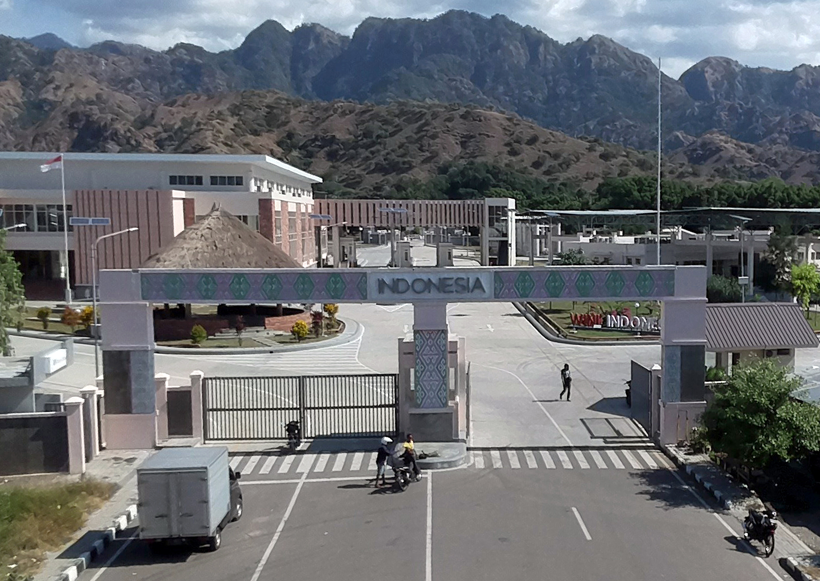  Warga melintasi Pos Lintas Batas Negara (PLBN) Terpadu RI-Timor Leste di Wini, NTT, 2019.