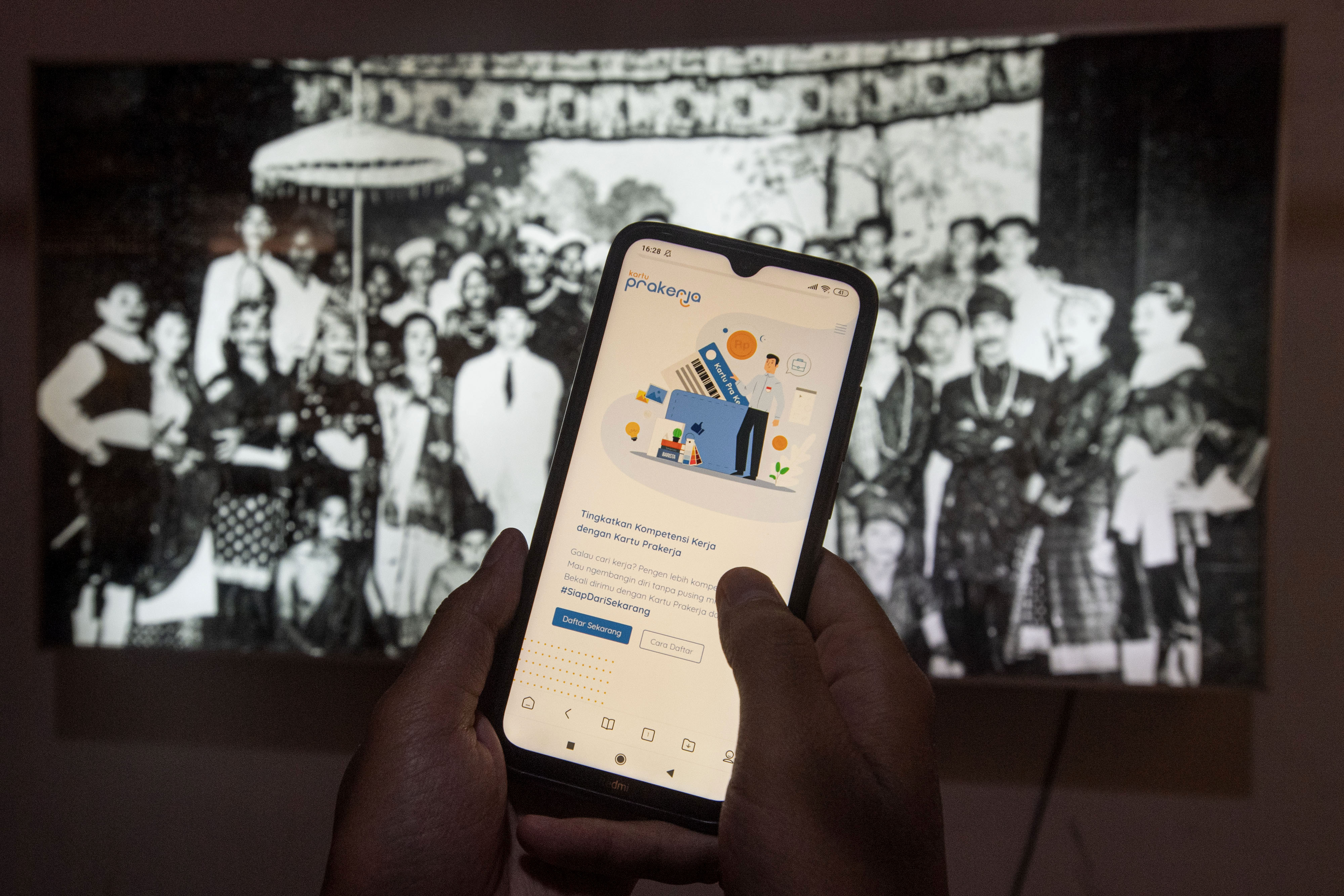  Warga mencari informasi tentang pendaftaran program Kartu Prakerja gelombang ke-10 di Jakarta, Sabtu (26/9)