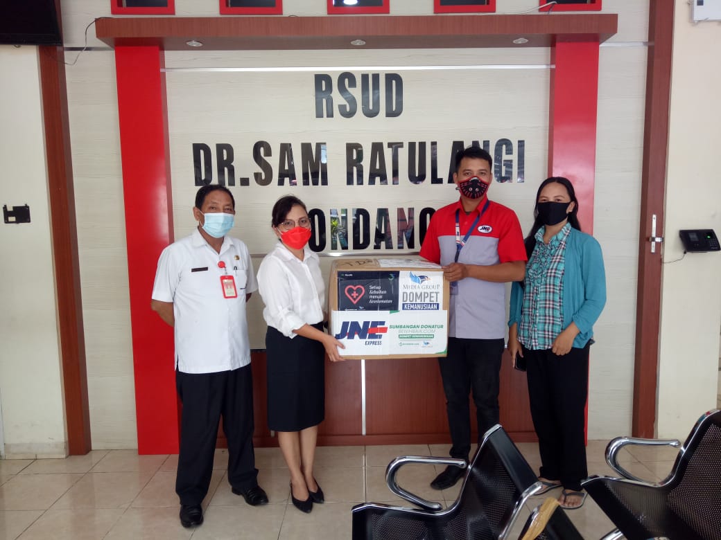 Penyaluran donasi  PT Asuransi Jiwa Manulife Indonesia (Manulife Indonesia) Berbagi Kebaikan melalui Program Kemanusiaan.