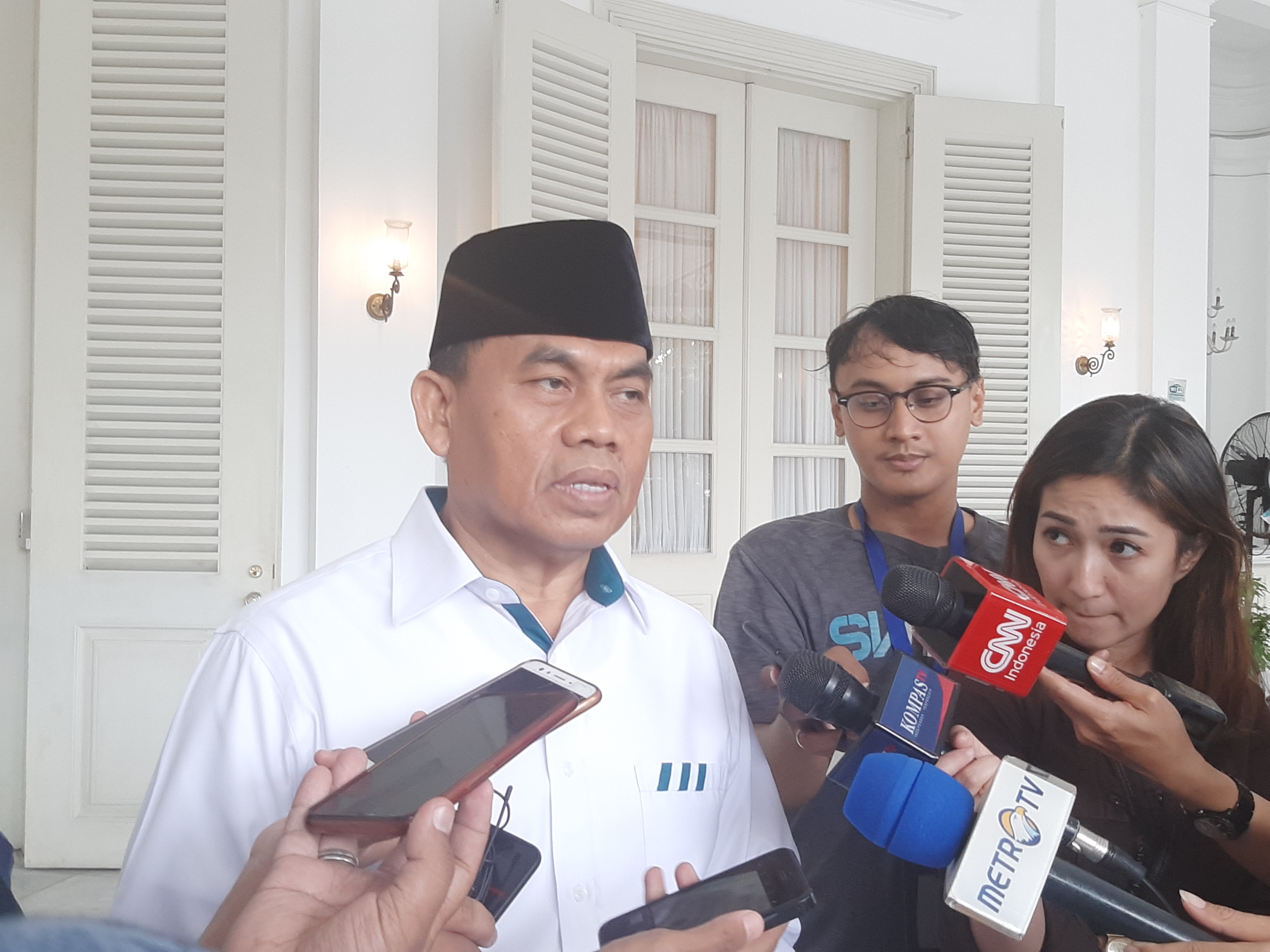 Sekda DKI Jakarta Saefullah (tengah).