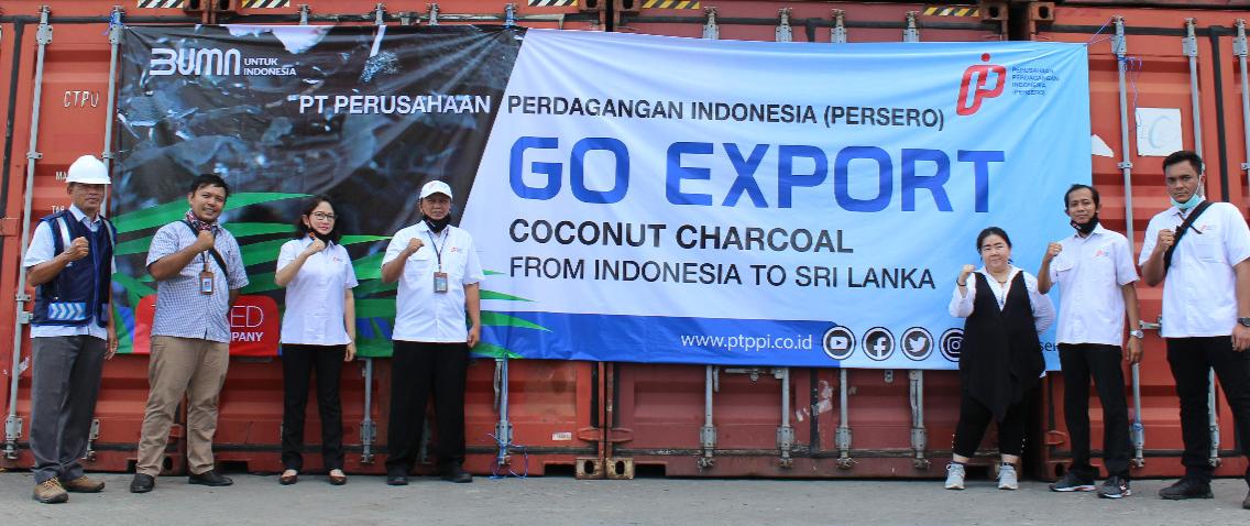 Petugas Divisi Purchasing International PPI siap mengekspor arang batok dari Pelabuhan Tanjung Priok, Jakarta.