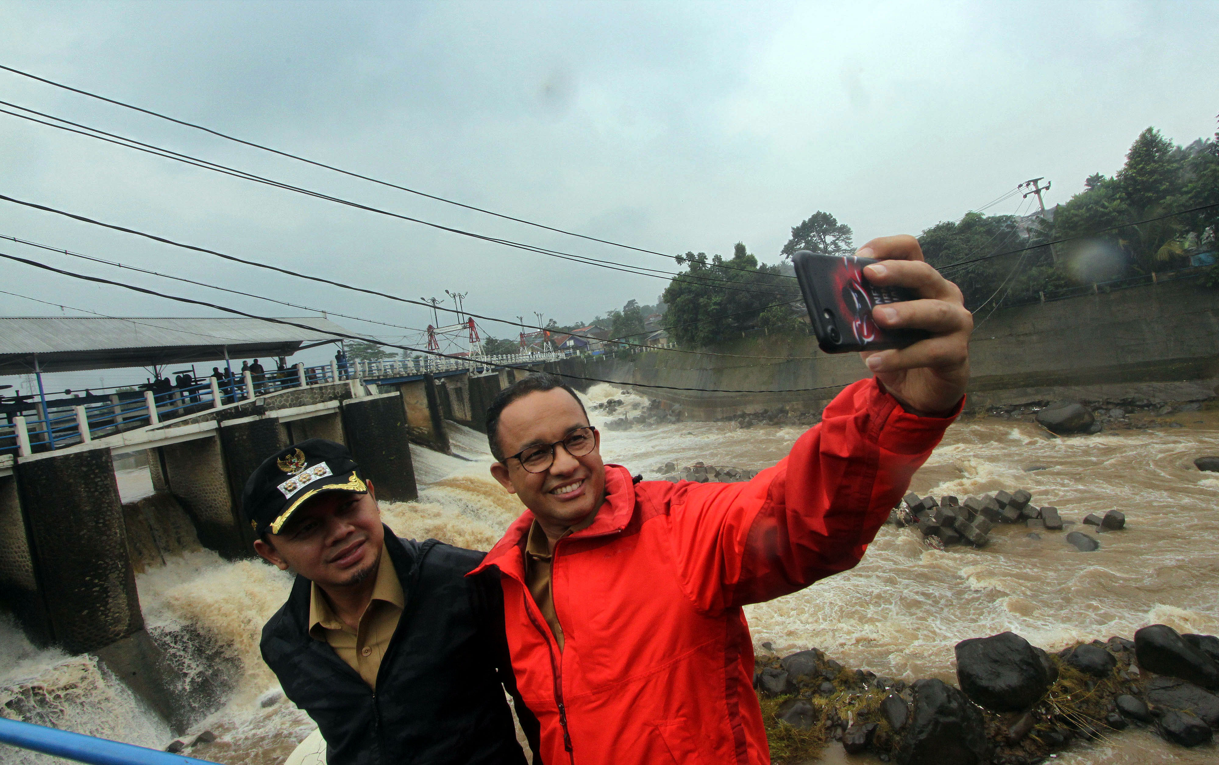 Gubernur Jakarta Anies Baswedan (kanan) berswafoto dengan Wali Kota Bogor Bima Arya.