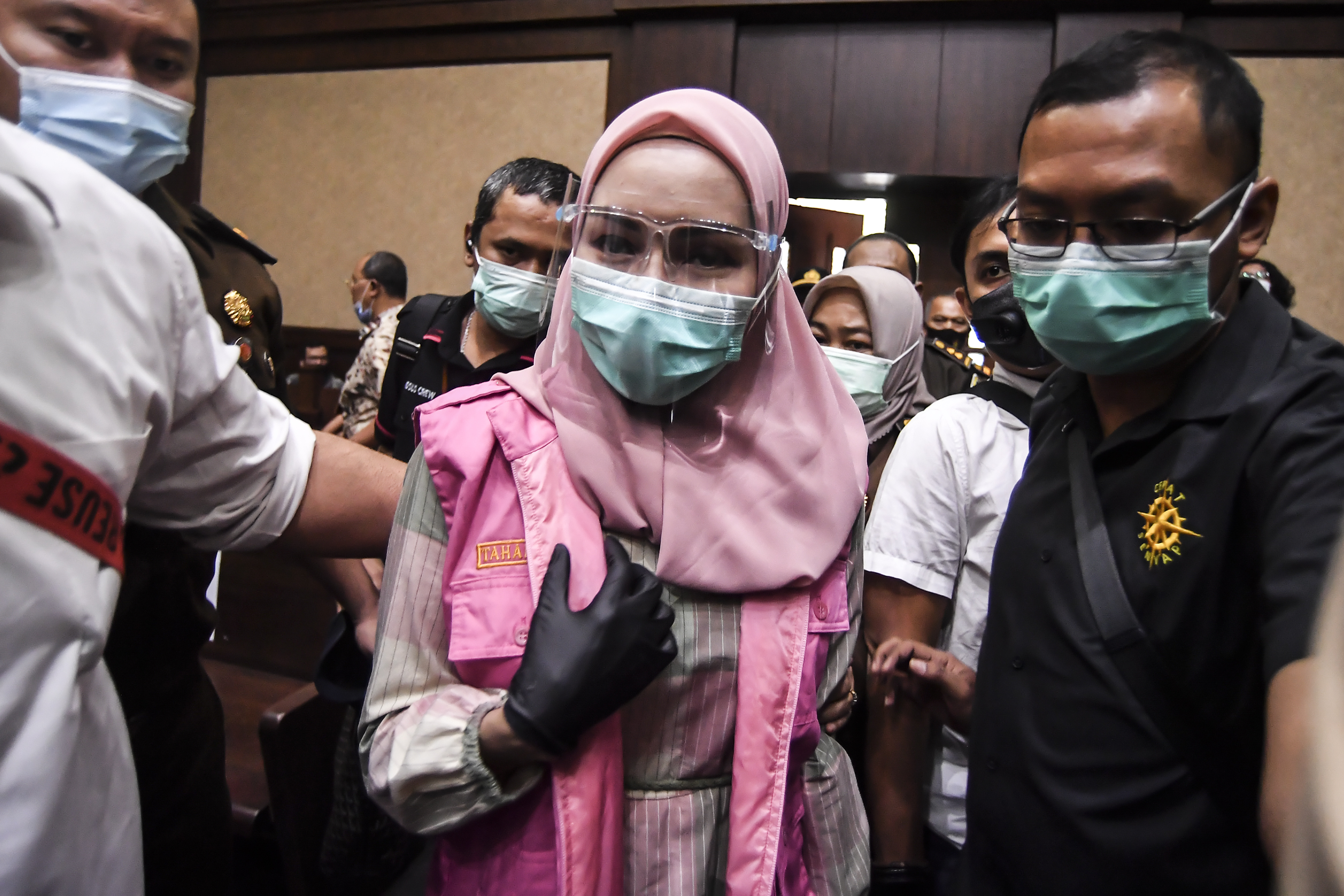 Terdakwa kasus suap pengurusan pengajuan fatwa Mahkamah Agung (MA) untuk membebaskan Djoko Tjandra, Pinangki Sirna Malasari (tengah).