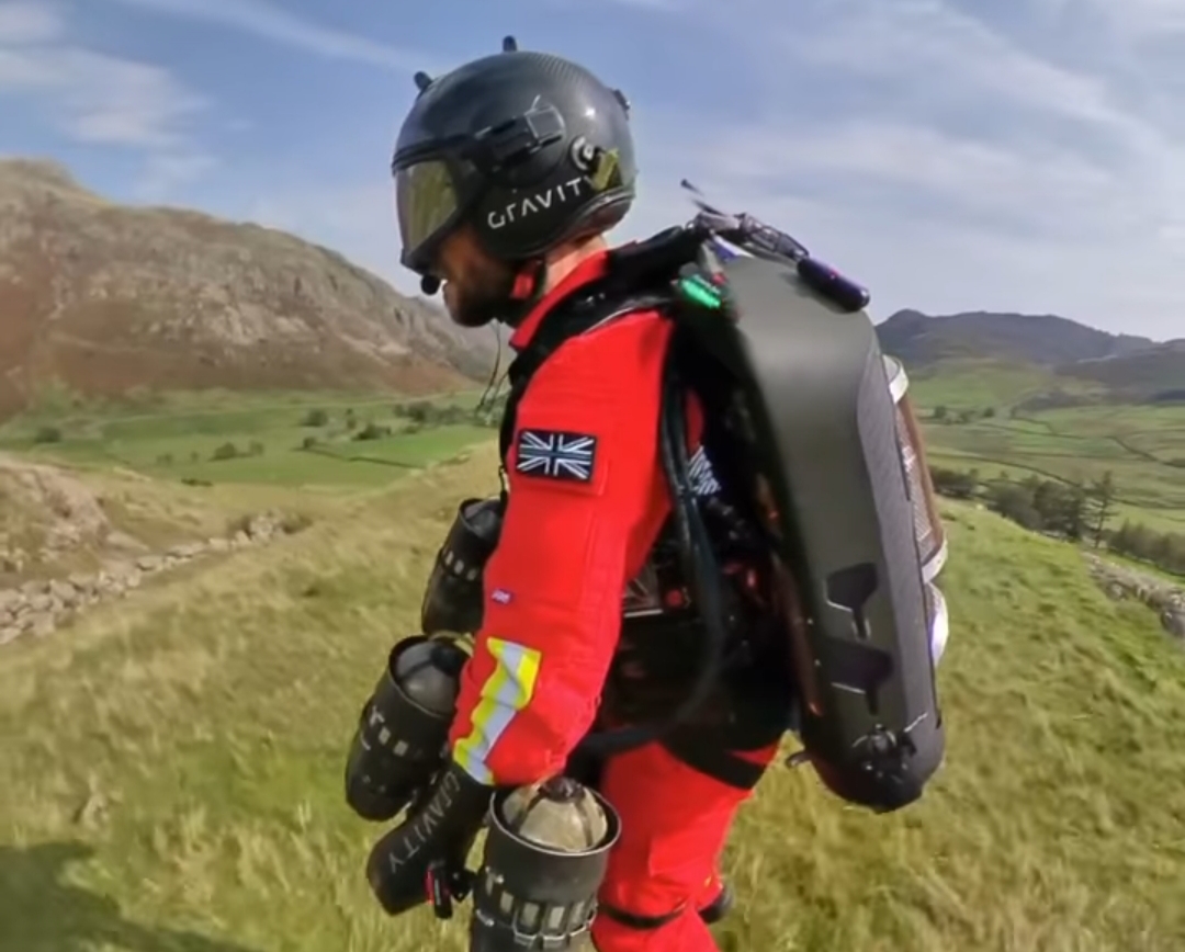 Paramedis Inggris menguji coba baju terbang buatan Gravity Industries.