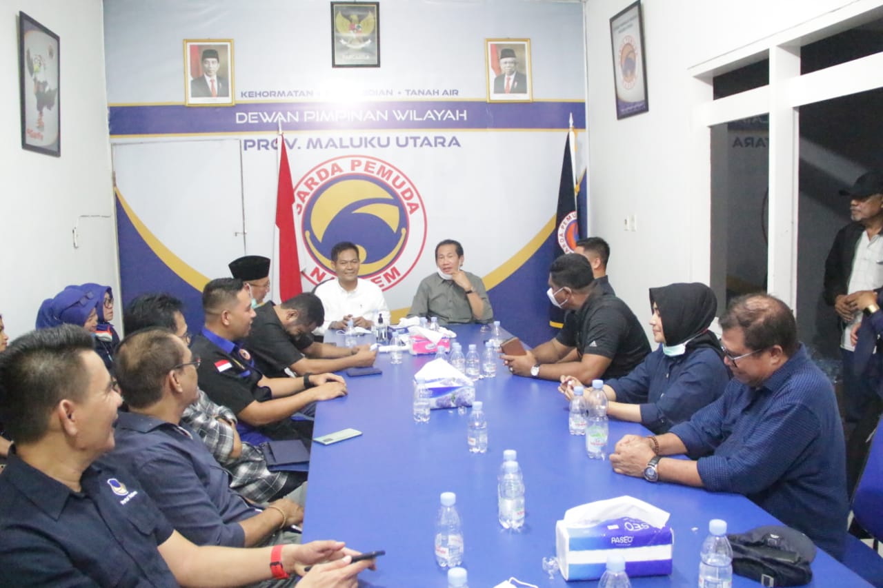 Sekjen DPP Garda Pemuda NasDem M Haerul Amri bersama Ketua DPW Nasdem Malut Ahmad Hatari dan Ketua GPND Malut serta pengurus.