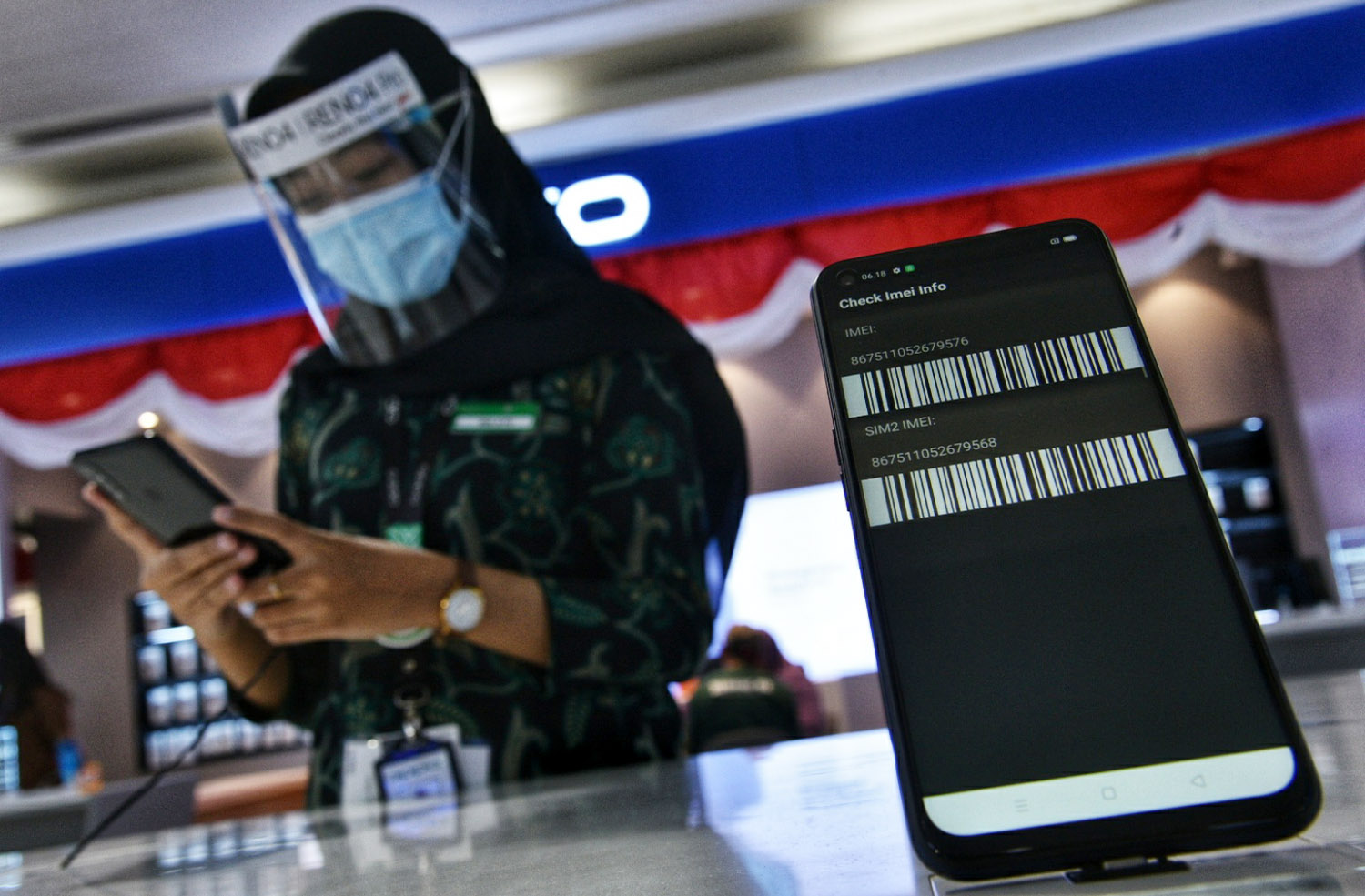 Pegawai menunjukan bukti nomor seri Imei di smart phone yang dijual di Mal Roxi Mas, Jakarta Pusat, Jumat (21/8/2020