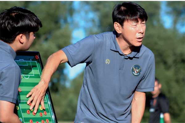 Pelatih timnas Indonesia U-19 Shin Tae-yong ketika mengatur strategi saat laga uji coba di Kroasia