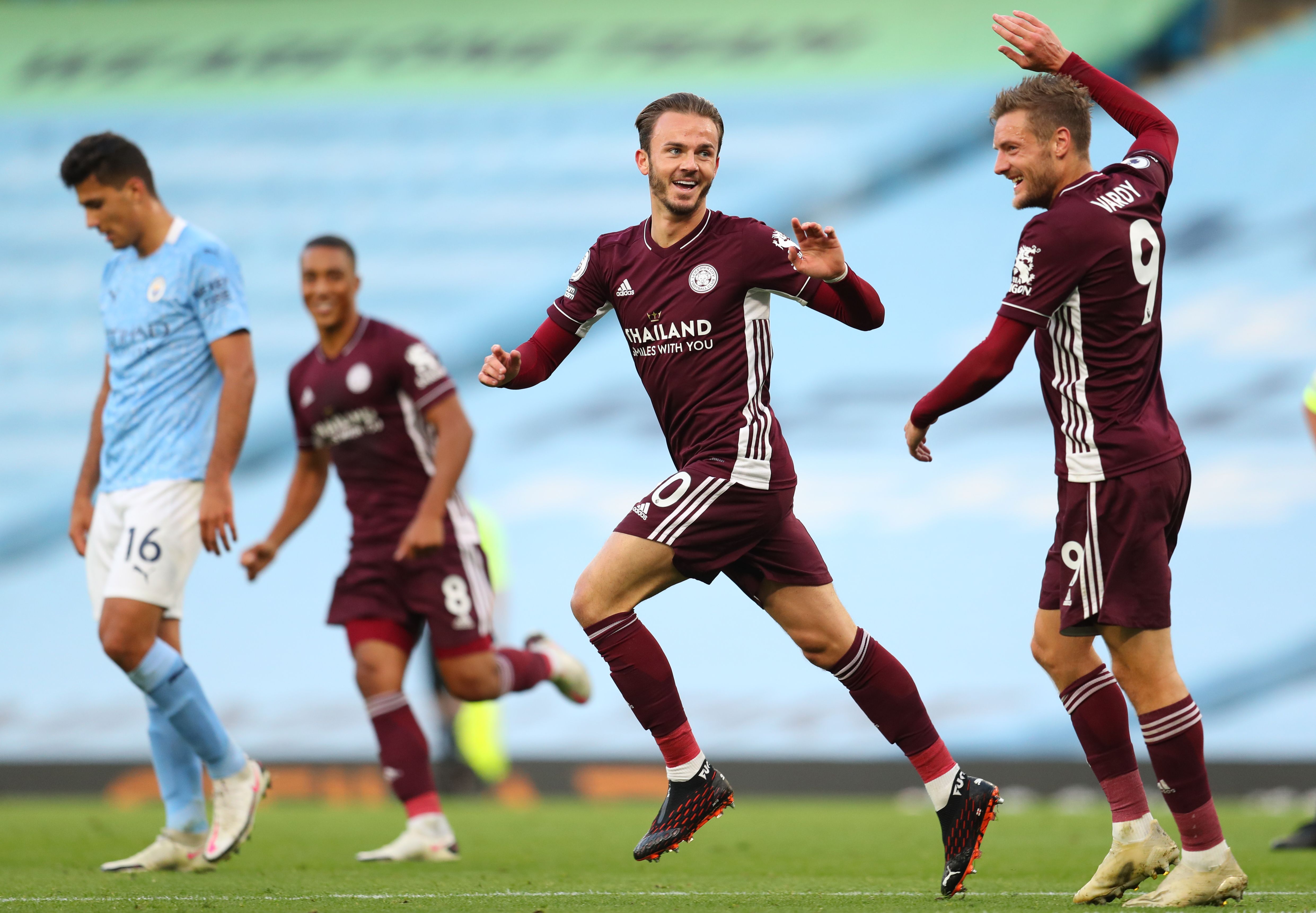 Pemain Leicester James Maddison (kedua dari kanan) merayakan gol yang dicetaknya ke gawang Manchester City, Minggu (27/9).