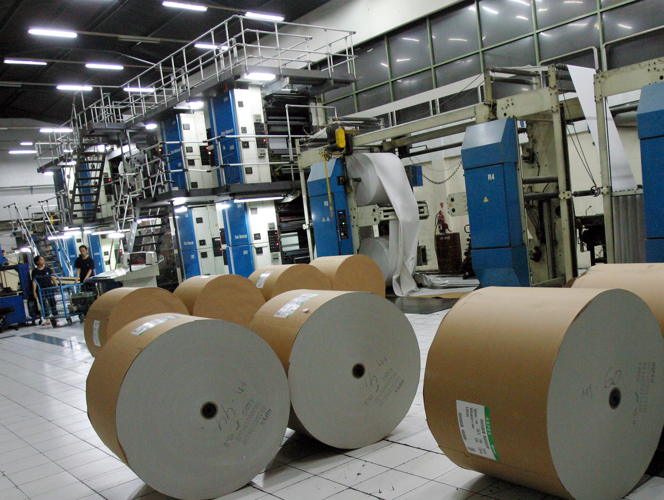 GULUNGAN KERTAS DIPERSIAPKAN UNTUK MENCETAK KORAN DI JAKARTA.