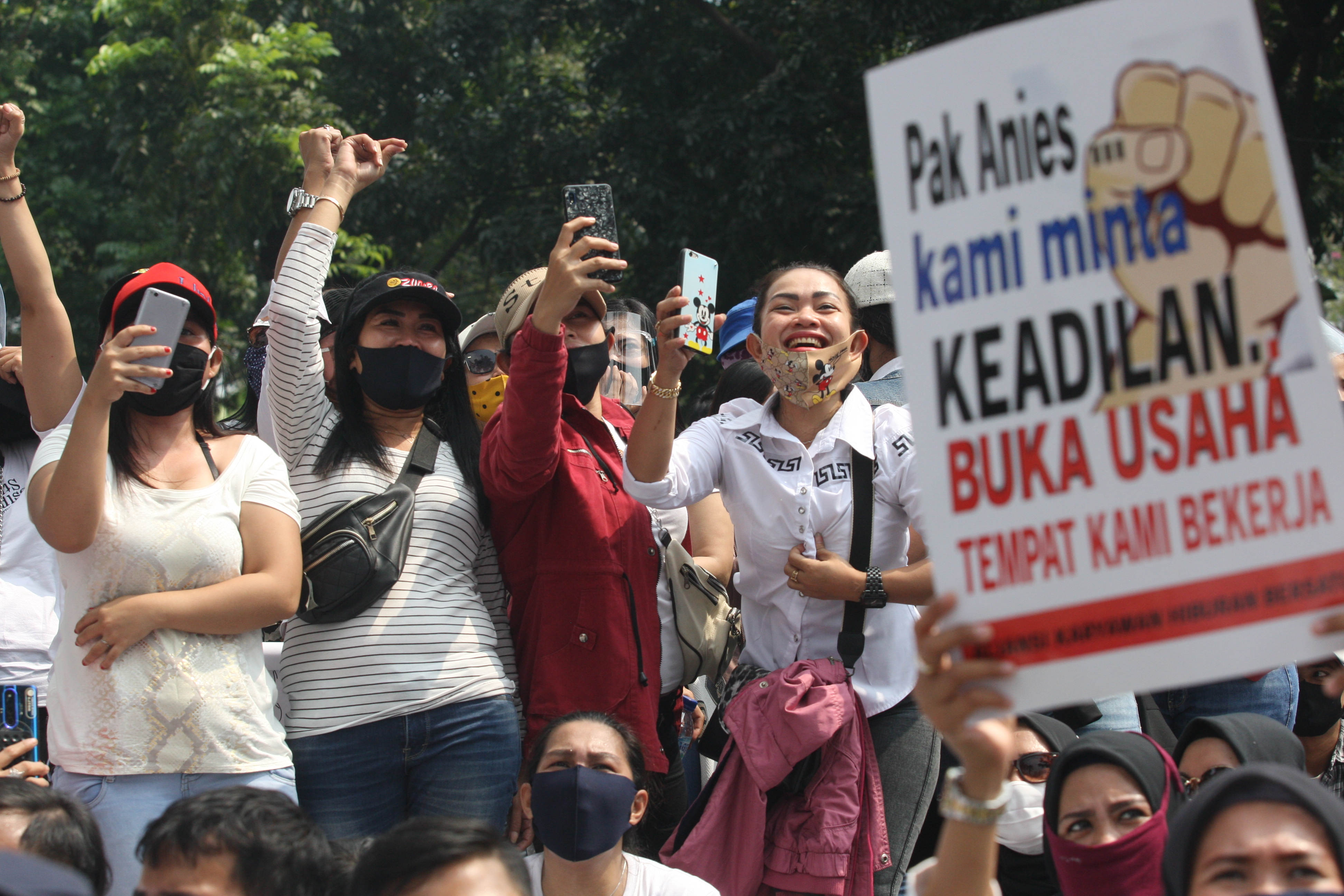  Ratusan pekerja sektor usaha hiburan seperti terapis pijat, pekerja karaoke, diskotek, dan bar berunjuk rasa di Balaikota, Jakarta