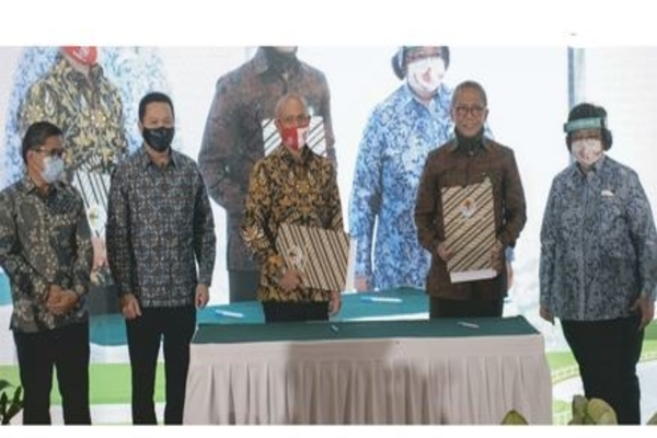 Menteri Lingkungan Hidup dan Kehutanan Republik Indonesia Siti Nurbaya Bakar dan Presiden Direktur PT Adaro Energy Tbk Garibadi Thohir