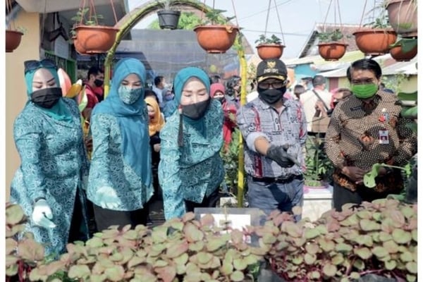 Wali Kota Malang Sutiaji (kedua dari kanan) dan Ketua Tim Penggerak PKK Kota Malang Widayati Sutiaji (ketiga dari kanan) 