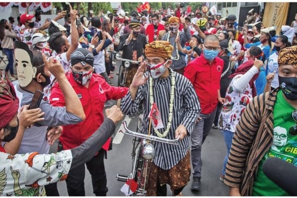 Bakal calon wali kota Gibran Rakabuming Raka saat menuju Kantor Komisi Pemilihan Umum Kota Surakarta, Jawa Tengah, kemarin.