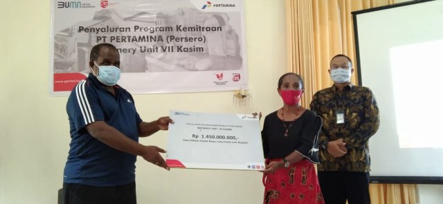 Bupati Sorong Johny Kamuru menerima bantuan Rp1,4 miliar dari Pertamina untuk UMKM terdampak covid-19.