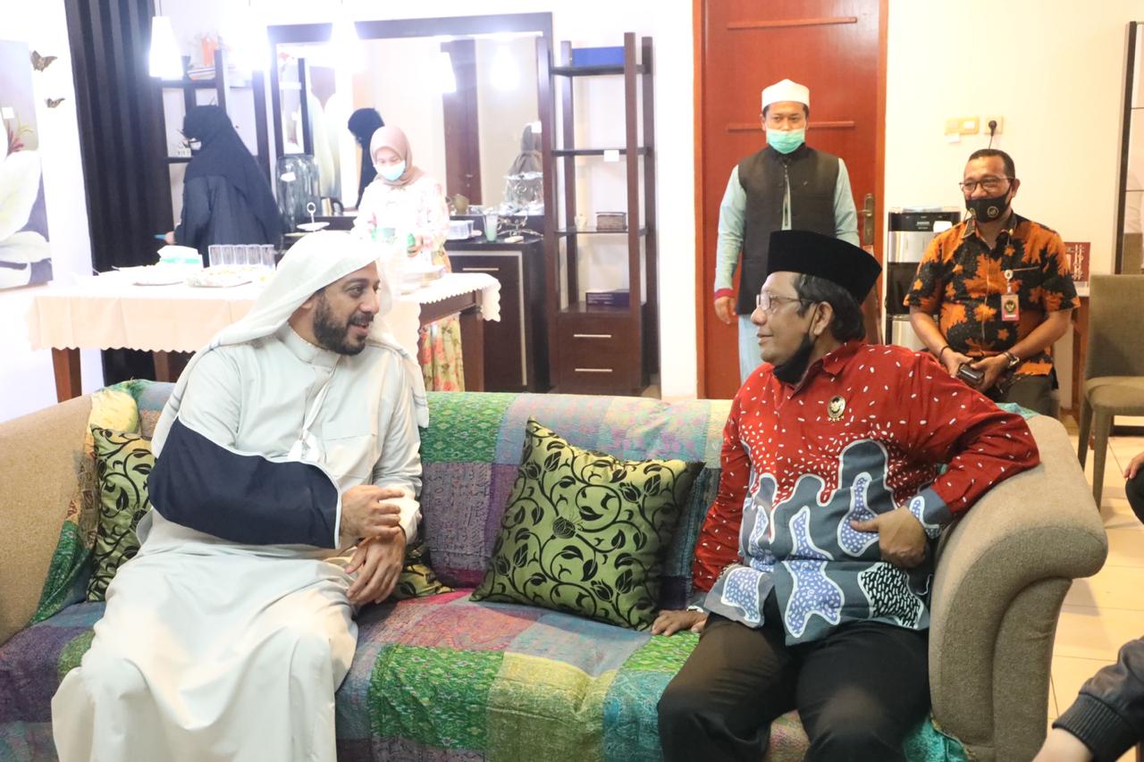 Silaturahmi antara Syekh Ali Jaber (kiri) dan Menko Polhukam Mahfud MD (kanan)