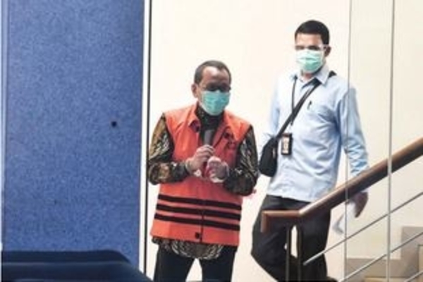 Tersangka Nurhadi (kiri) berjalan seusai menjalani pemeriksaan di Gedung KPK, Jakarta, kemarin.