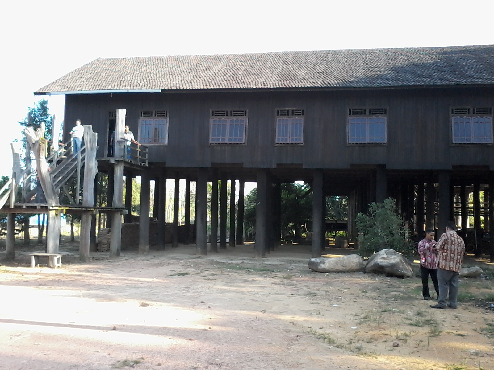 Warga berada di area bangunan rumah Huma Betang di Palangka Raya, Kalimantan Tengah, pekan lalu.