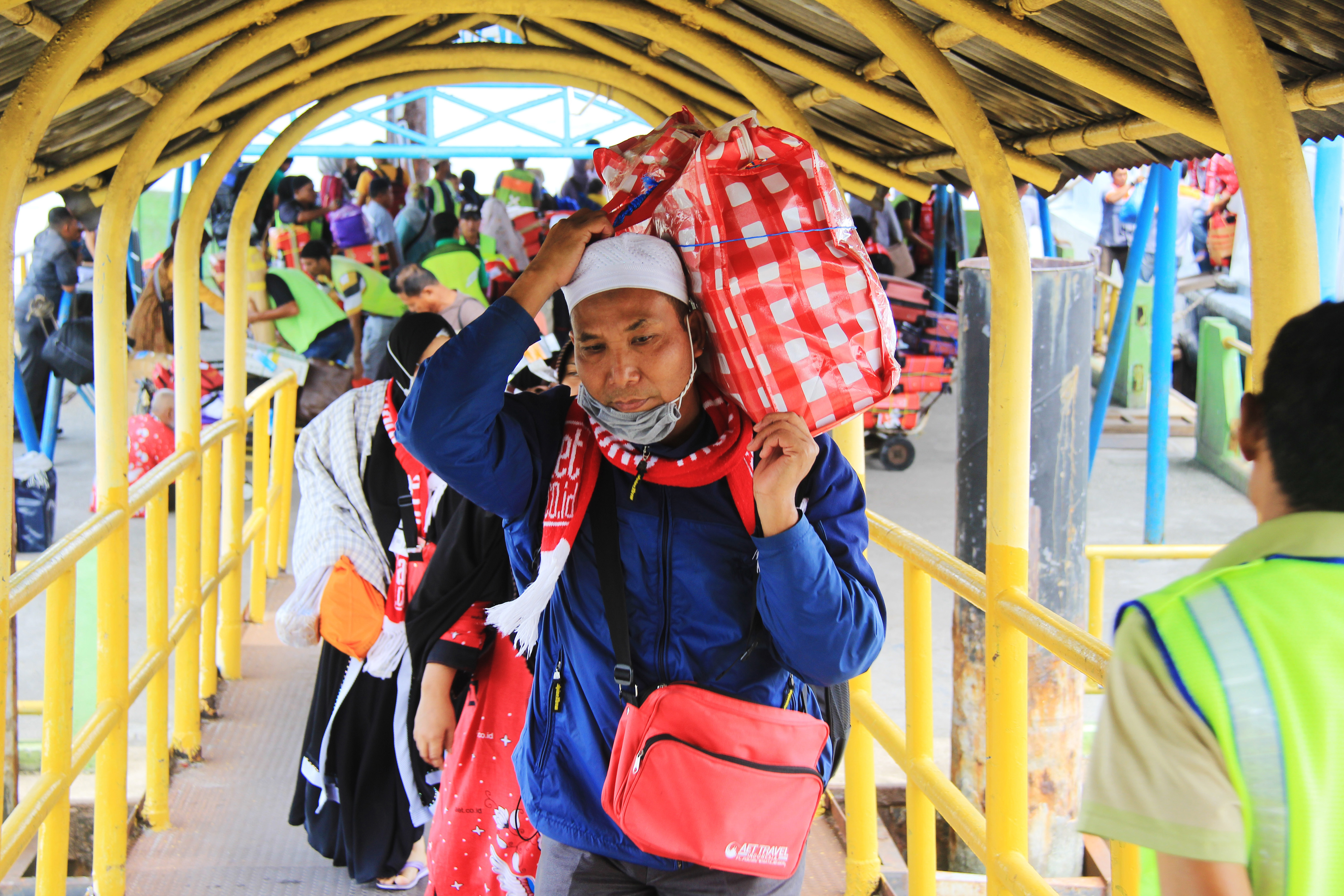 Sejumlah warga pulang umrah dari Arab Saudi tiba dari Malaysia, di Pelabuhan Internasional PT Pelindo I Dumai di Dumai, Riau, Rabu (4/3).