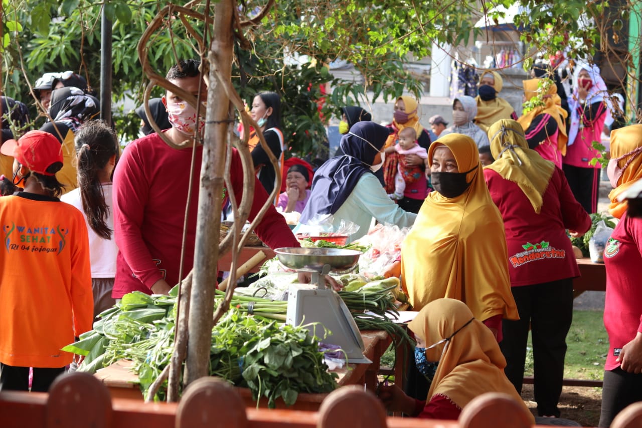 Kelompok Wanita Tani Usaha Maju Dusun Jojogan, Desa Mondoretno, Temanggung menggelar pasar tani, Minggu (27/9/2020).