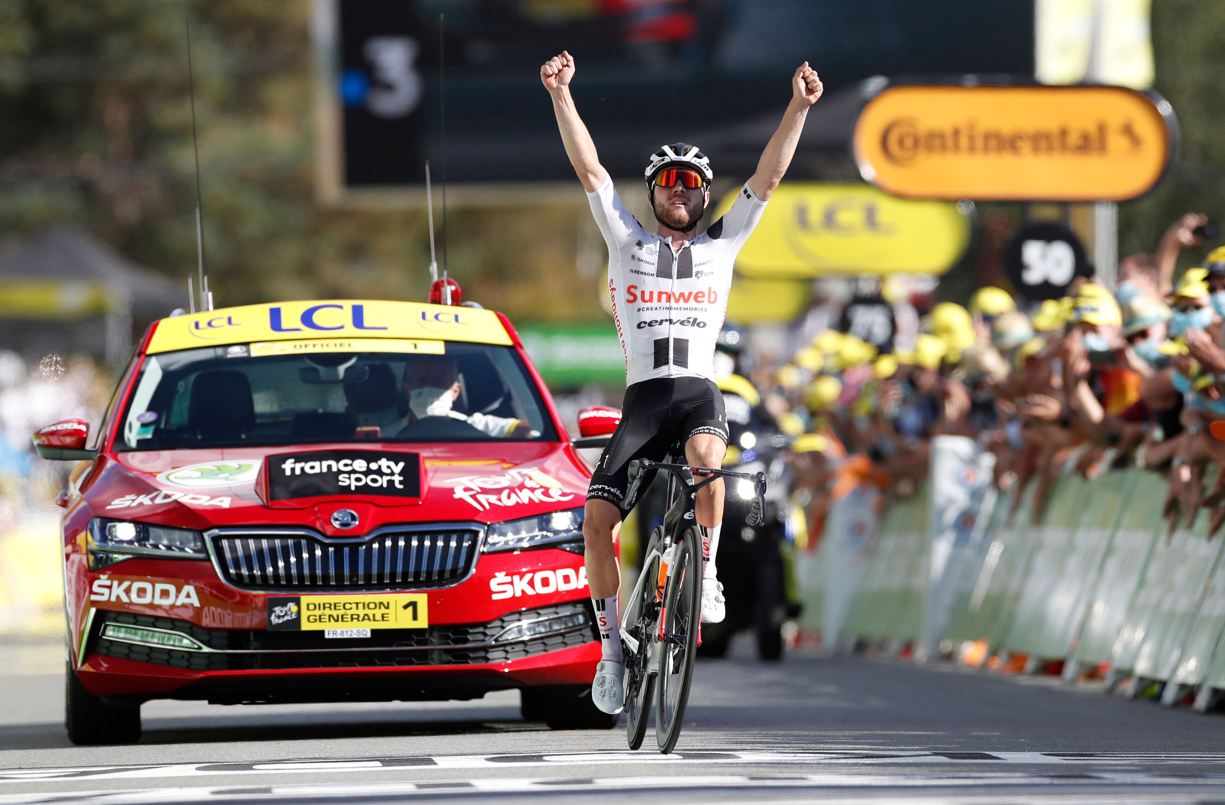 Pembaap tim Sunweb Marc Hirschi merayakan kemenangannya di etape 12 Tour de france 2020