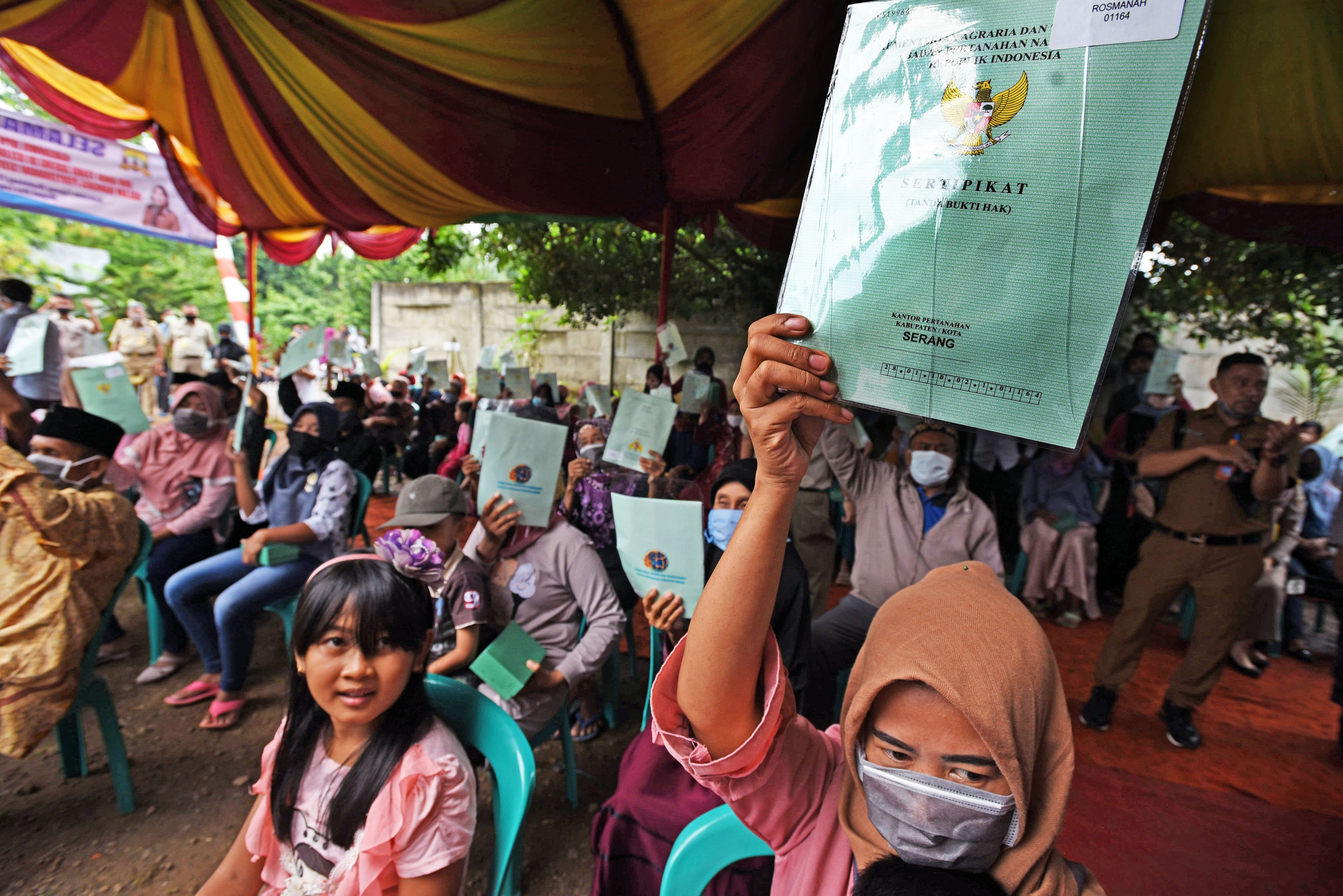 Warga Serang mendapatkan sertifikat tanah dari program PTSL