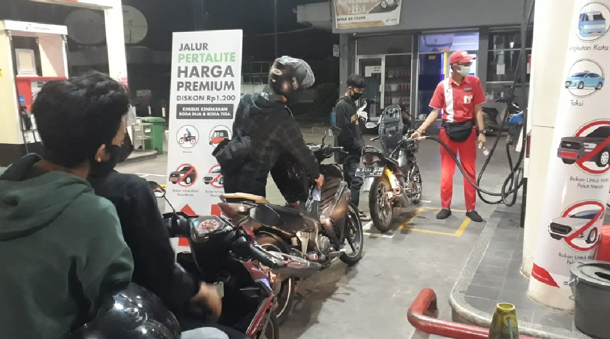 Program 'Langit Biru' pertamina menawarkan bbm Pertalite seharga Premium.
