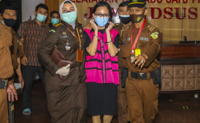 Jaksa Pinangki Sirna Malasari (rompi pink).