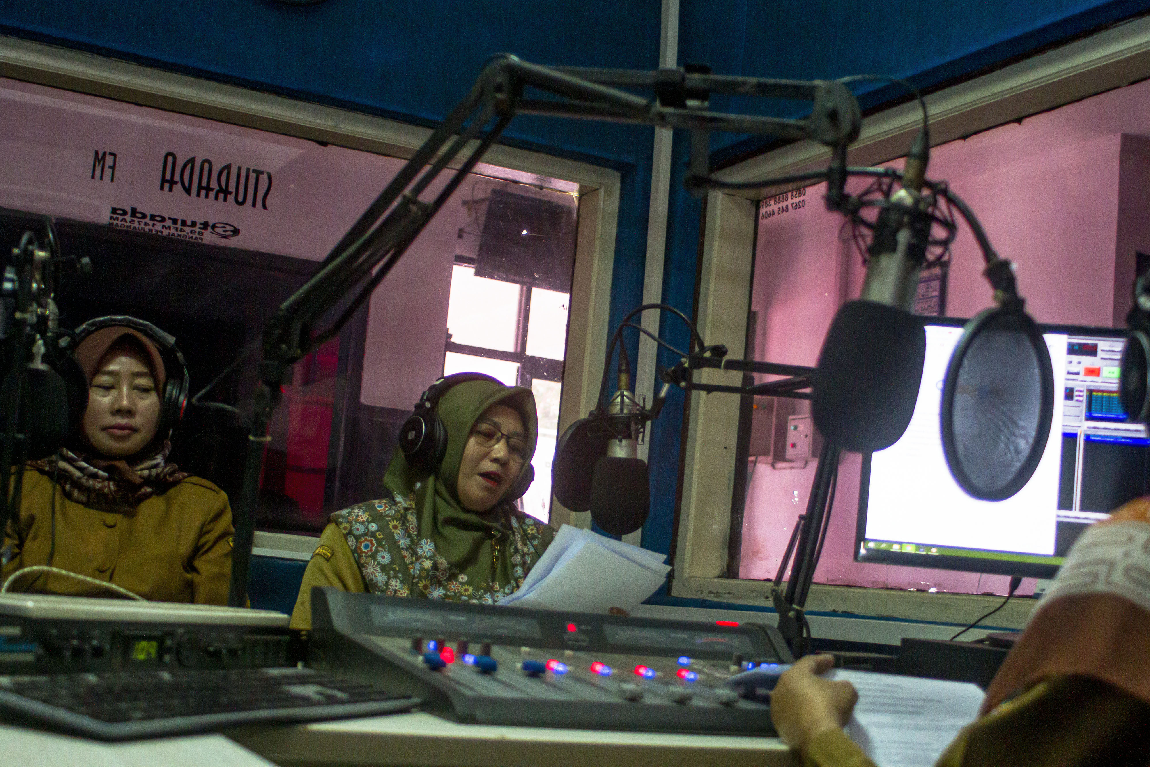 Guru di Karawang, Jawa Barat, melakukan PJJ melalui siaran radio lokal.