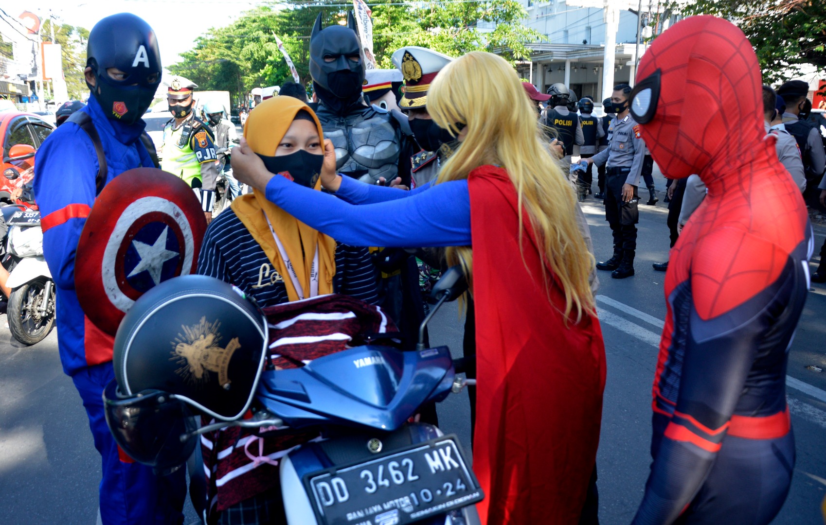 Relawan dengan kostum super hero membagikan masker kepada pengendara di Makassar, Sulawesi Selatan, Kamis (10/9/2020)