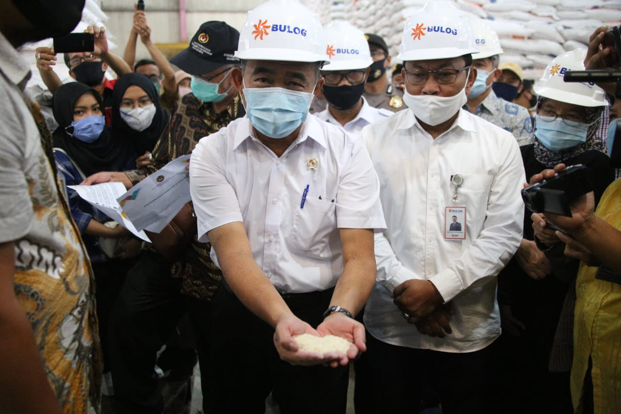 Menko PMK Muhadjir Effendy meninjau gudang Bulog di Medan, Sabtu (12/9).