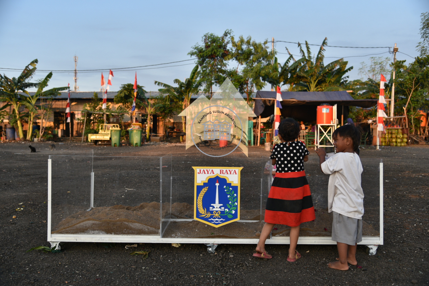 Aktivitas warga di Kampung Akuarium