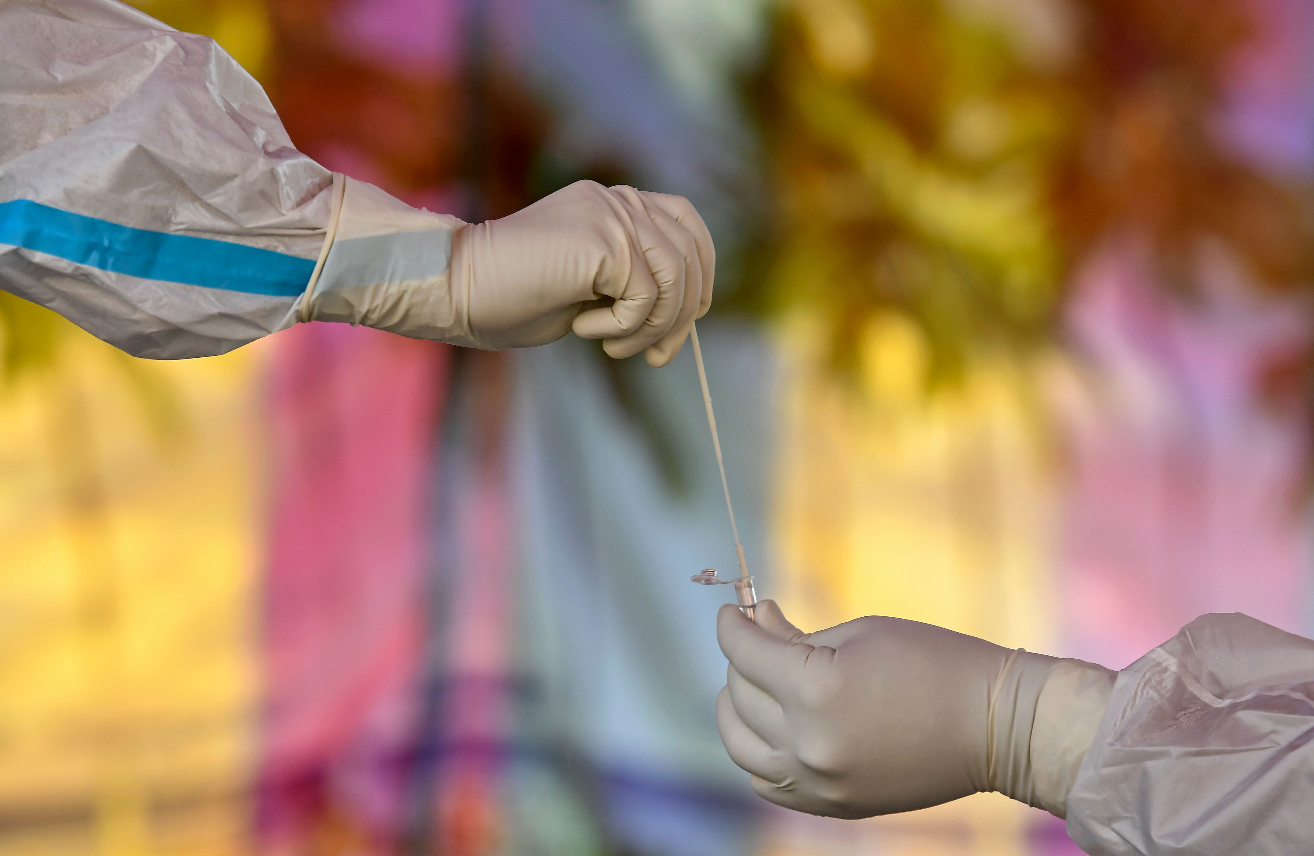 Petugas medis menyimpan hasil rapid test antigen untuk dilacak infeksi Covid-19