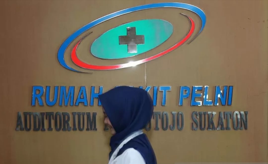 Seorang petugas administrasi melintas di salah satu ruangan RS Pelni Jakarta, Selasa (10/3/2020). 