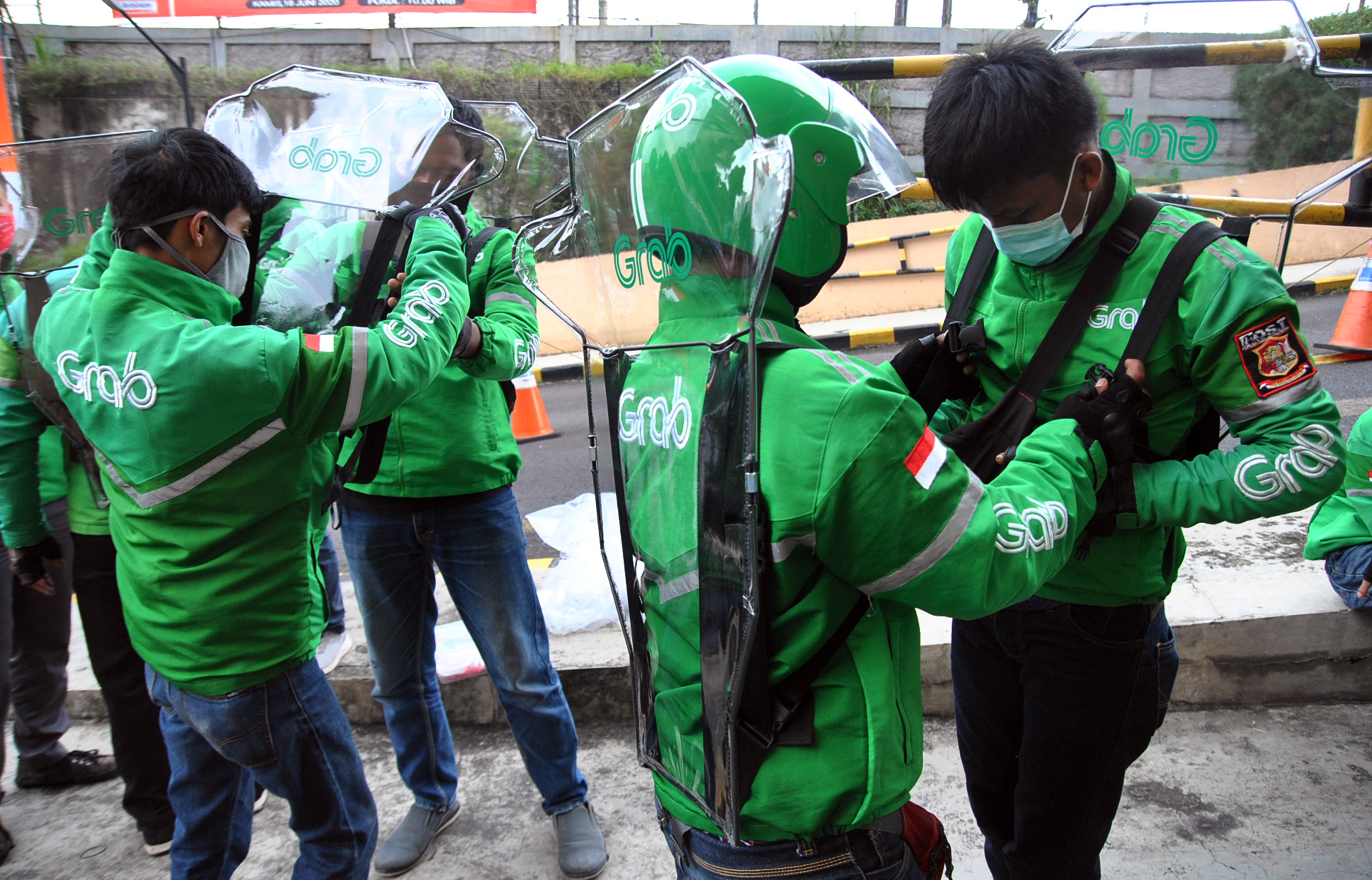 Ilustrasi ojek daring dengan protokol kesehatan