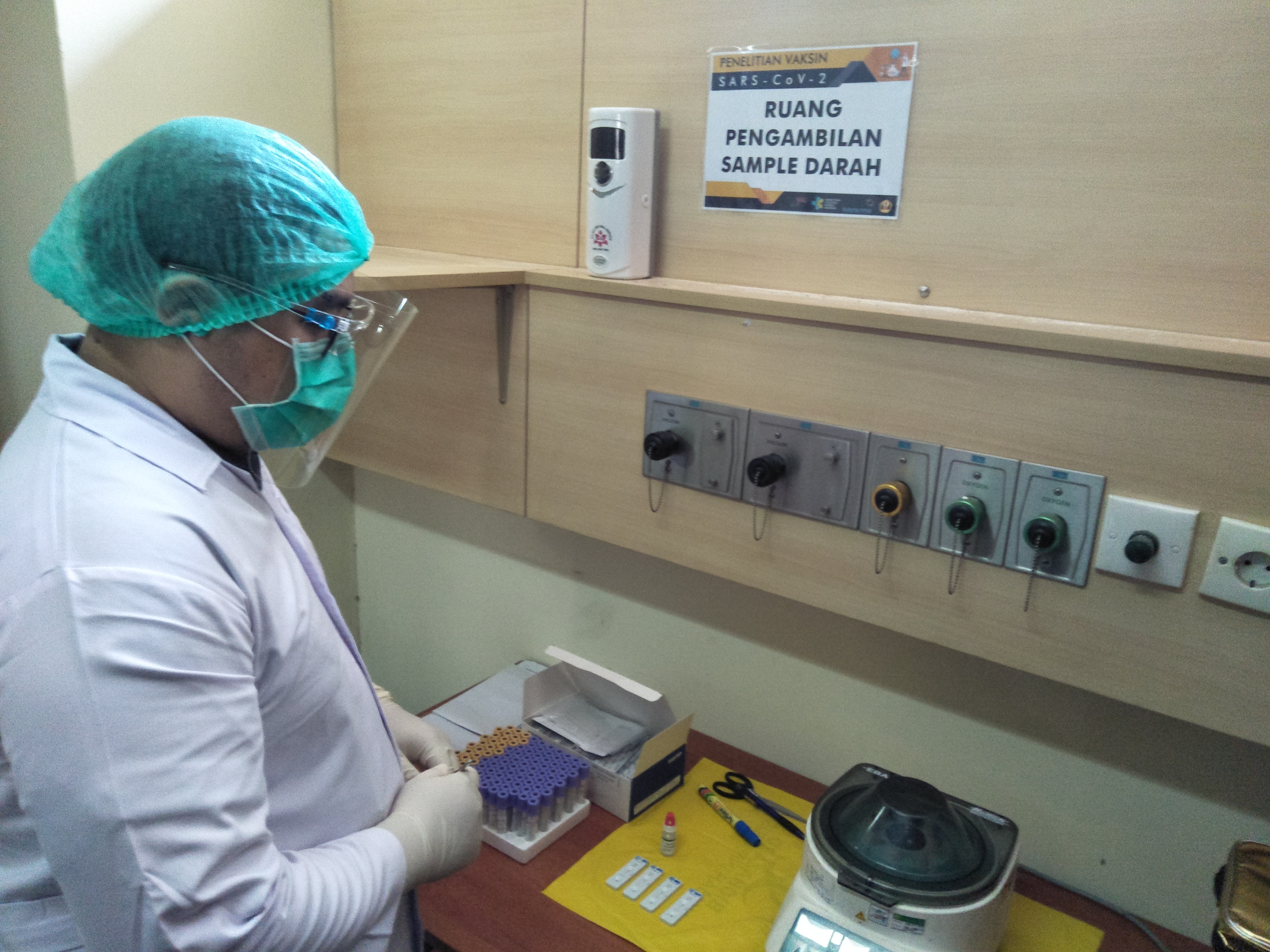 Tim uji coba dari FK Unpad melakukan simulasi uji klinis vaksin