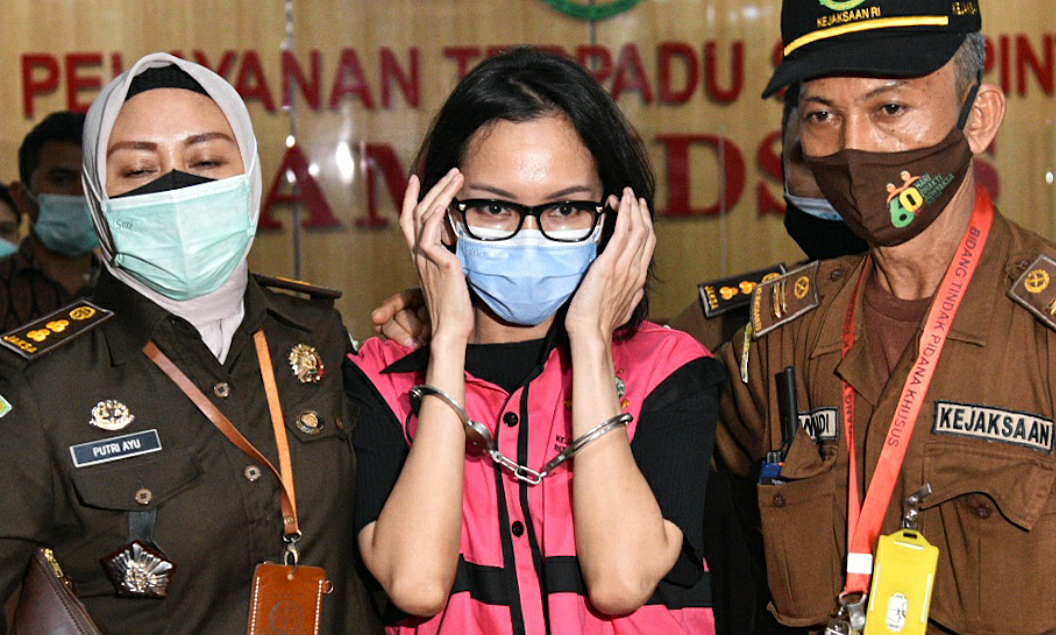 Jaksa Pinangki Sirna Malasari dengan tangan diborgol.