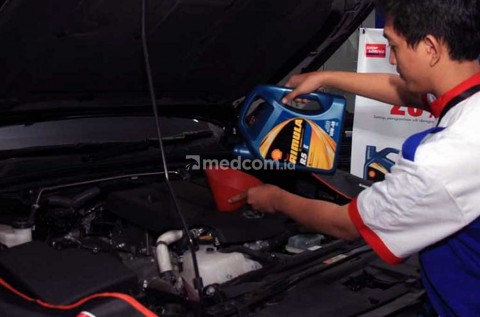 Memilih oli yang tepat dengan mengikuti buku panduan untuk mendapatkan oli yang sesuai dengan rekomendasi pabrikan.